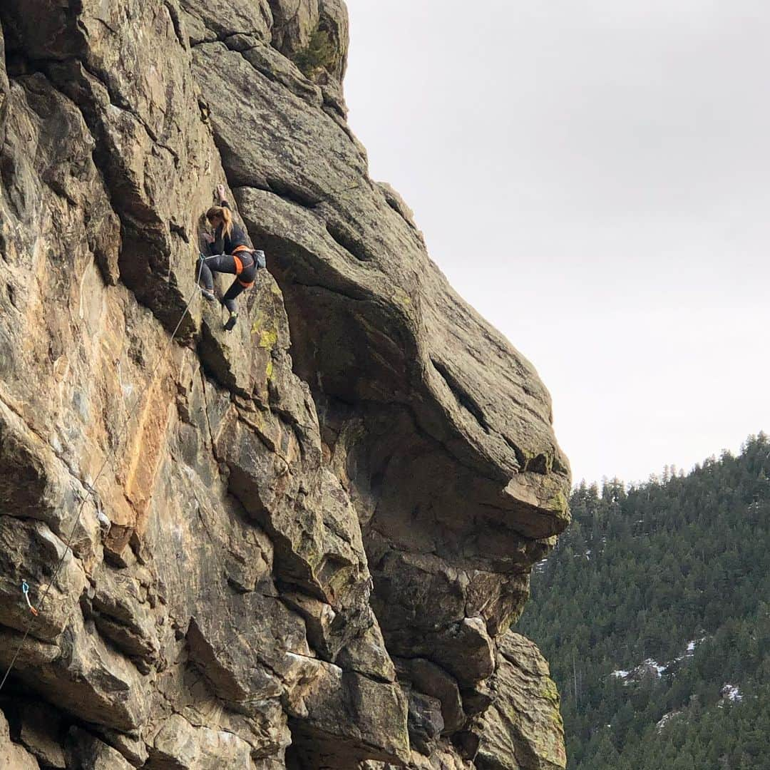 サッシャ・ディギーリアンさんのインスタグラム写真 - (サッシャ・ディギーリアンInstagram)「For the first time in 8 months, I felt a taste of what climbing used to feel like again. I hiked up to the crag without serious difficulty, I lead climbed for the first time outside, and I surprisingly sent a 5.13. I have a long road to go still, full of PT, one more surgery (to remove my 6 screws!) and a whole lot of training... but it was a good day and I am grateful 🙏🏼 @laura__capps @kevin__capps」1月30日 1時37分 - sashadigiulian