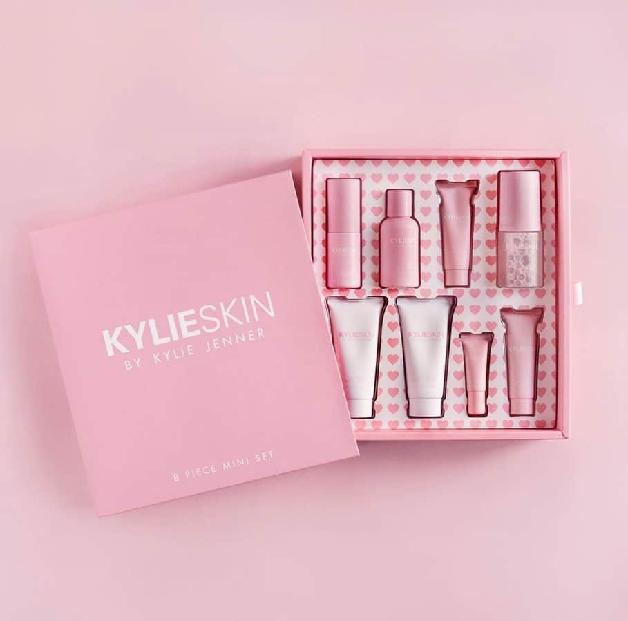 クリス・ジェンナーさんのインスタグラム写真 - (クリス・ジェンナーInstagram)「Introducing Kylie’s NEW Valentine’s Day 8 Piece Mini Set !!😍 This mini skincare set is SO cute @kyliejenner, the perfect Valentine’s Day gift 💕   ✨Launching 2/2 at 9am pst on KYLIESKIN.COM ✨」1月30日 1時42分 - krisjenner