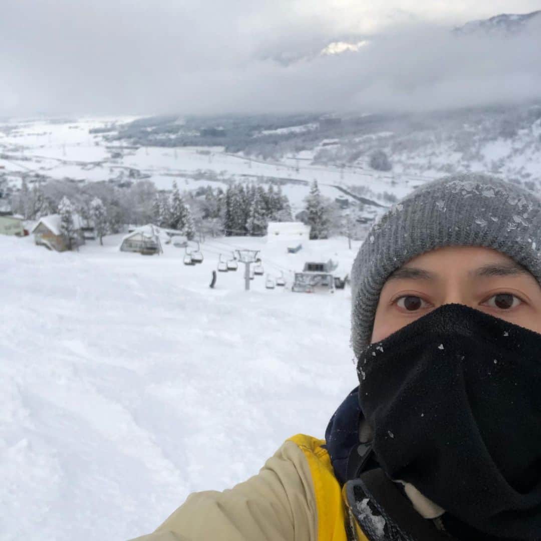 Yamamonのインスタグラム：「雪山で❄️ 今年は行けるかなぁ🏂」