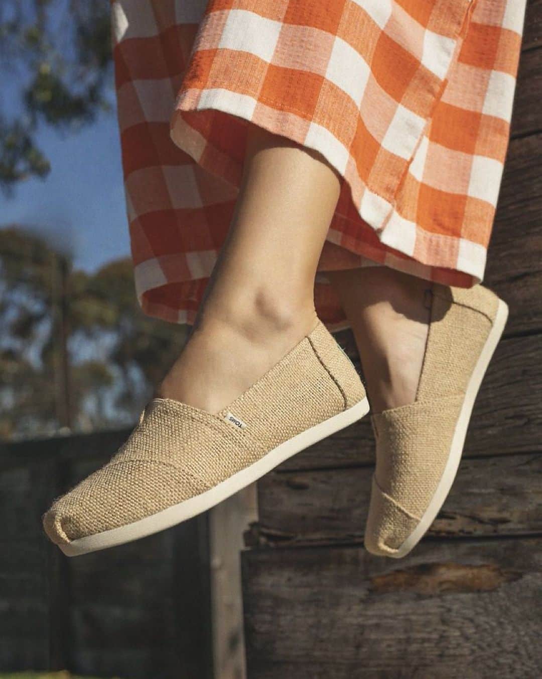 トムズシューズのインスタグラム：「When the style inspo looks good and feels better 😌   Pay it forward in these earth-friendly Natural Burlap Alpargatas.」