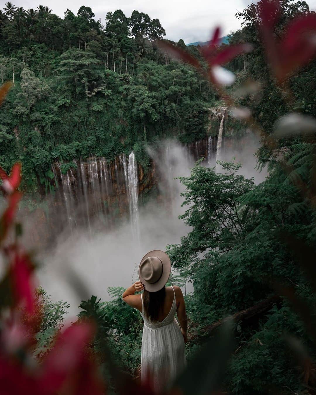 エマ（テニール・ダッシュウッド）さんのインスタグラム写真 - (エマ（テニール・ダッシュウッド）Instagram)「Chasing waterfalls in Indonesia! Have you ever seen anything like it? Where’s the best waterfall you’ve seen??  📸 @indefinitely_lost」1月30日 1時55分 - realtenilledashwood