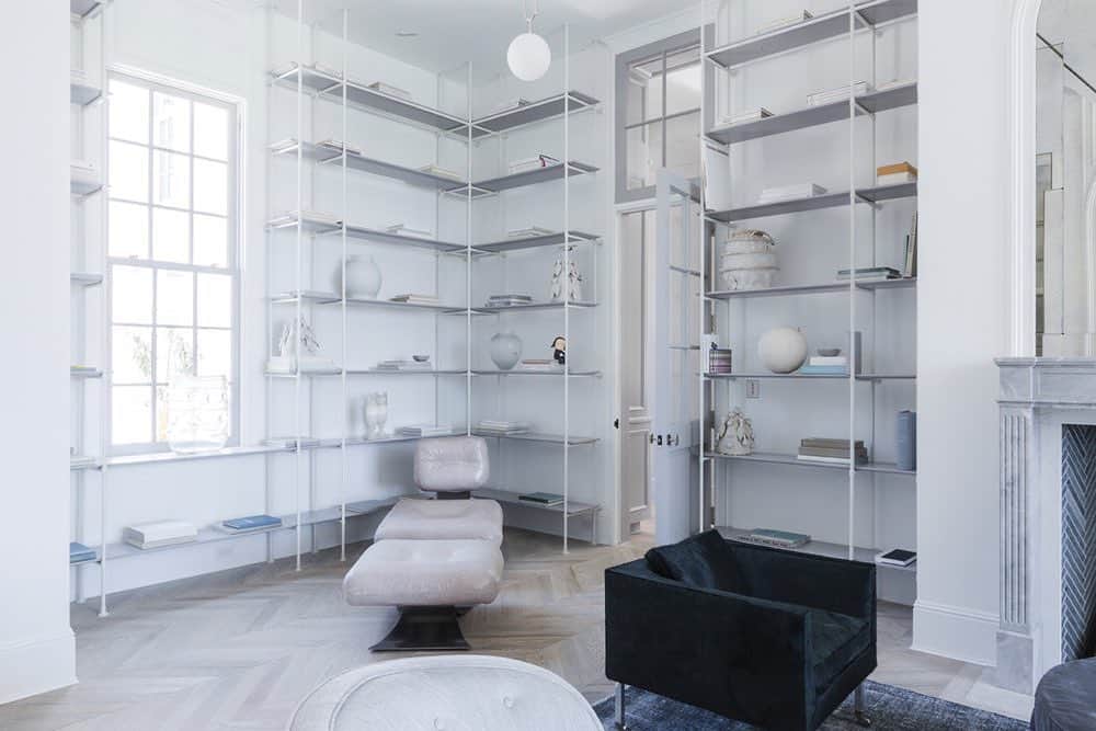 Homepolishのインスタグラム：「Form meets function in the ultimate #WFH backdrop. @windsorsmithhome matched her built-in, canted shelving to her walls creating a more open, almost floating look.  Get more pro tips and inspo at the link in bio.」