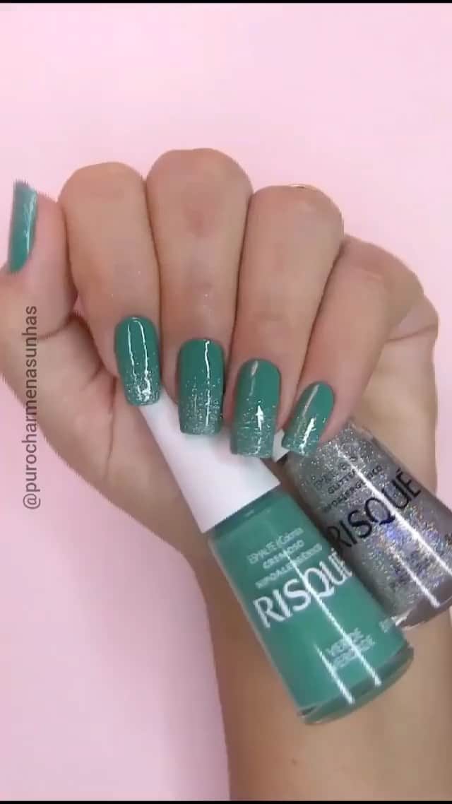 Risqueのインスタグラム：「Tutorial que vocês amam! 😍 A @purocharmenasunhas como sempre arrasando! Ela usou #VerDeVerdade e #AsMilPurpurinas para esmaltar. Gostou? Faça em casa sua nail art e poste usando #EuQueFizRisqué!  #TáNasNossasMãos #Risqué #EsmaltesRisqué  #RisquéRegular」