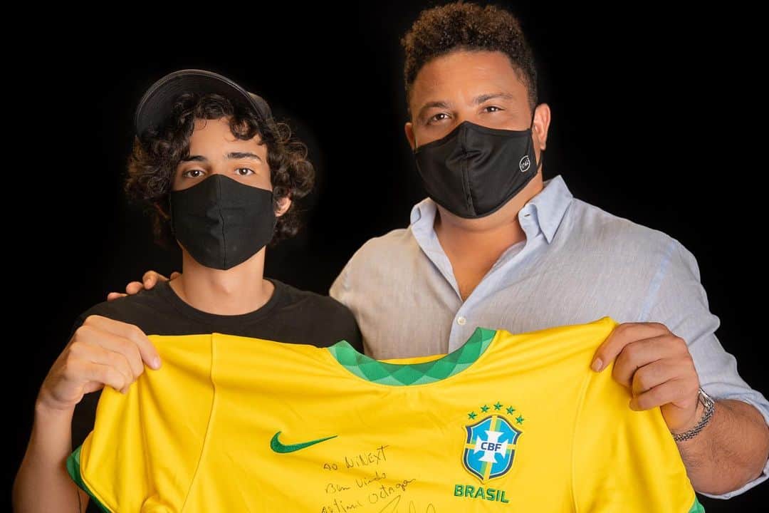 ロナウドのインスタグラム：「Quem aí assistiu à nossa live ontem? Essa fera agora faz parte do nosso time de atletas @octagonbrasil! @ninextt é pro player e streamer - uma das principais referências do Brasil nos Esports, especialmente nos jogos de tiro. Vamos cuidar da sua imagem e carreira - patrocínio, novos negócios, redes sociais e assessoria de imprensa. E se preparem que eu vou virar um monstro no COD! 🤪 #warzone #cod #octagonbrasil」