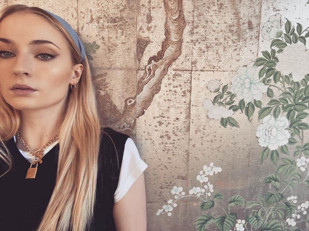 ソフィー・ターナーのインスタグラム：「It’s Friday Friday gotta get down on Friday」