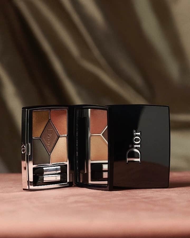 Dior Makeupのインスタグラム：「With the 5 Couleurs Couture palette in the shade 579 Jungle, play with a combination of versatile shades to create the most timeless and elegant Couture looks! • 5 COULEURS COUTURE 579 Jungle • #diormakeup #diorbackstage #DiorCouture」