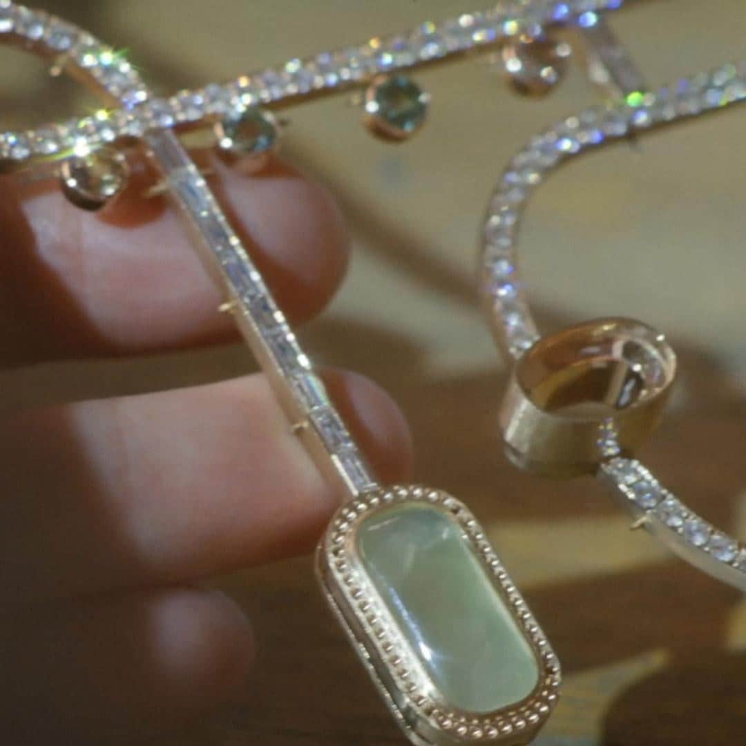 エルメスのインスタグラム：「Sensitive lights.  #ArtisticSummit #FromExpertHands #SavoirFaire #AlEcoute  #Necklace #LignesSensibles  #Hermes #HermesHighJewellery」