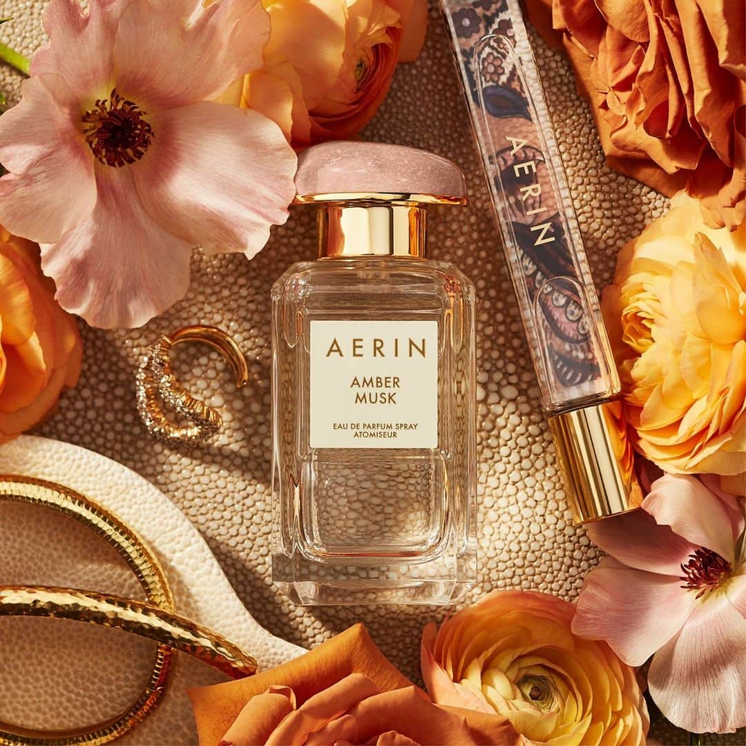 エスティローダーのインスタグラム：「The velvety warmth of @aerin’s Amber Musk brings a feeling of festivity to even the chilliest evenings. Sensual florals, distinctive amber, and creamy musk infuse this fragrant favorite with spirit and glow. Tap to shop #AERINBeauty now.」