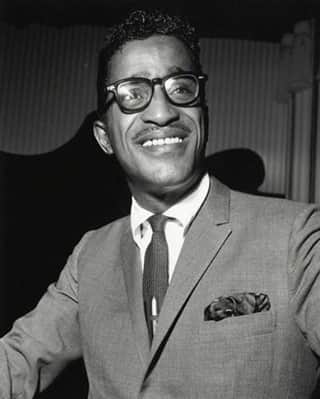 Warby Parkerのインスタグラム：「“Savor the moments that are warm and special and giggly.” - Sammy Davis Jr. #frameinspiration (📸: Terry Cryer)」