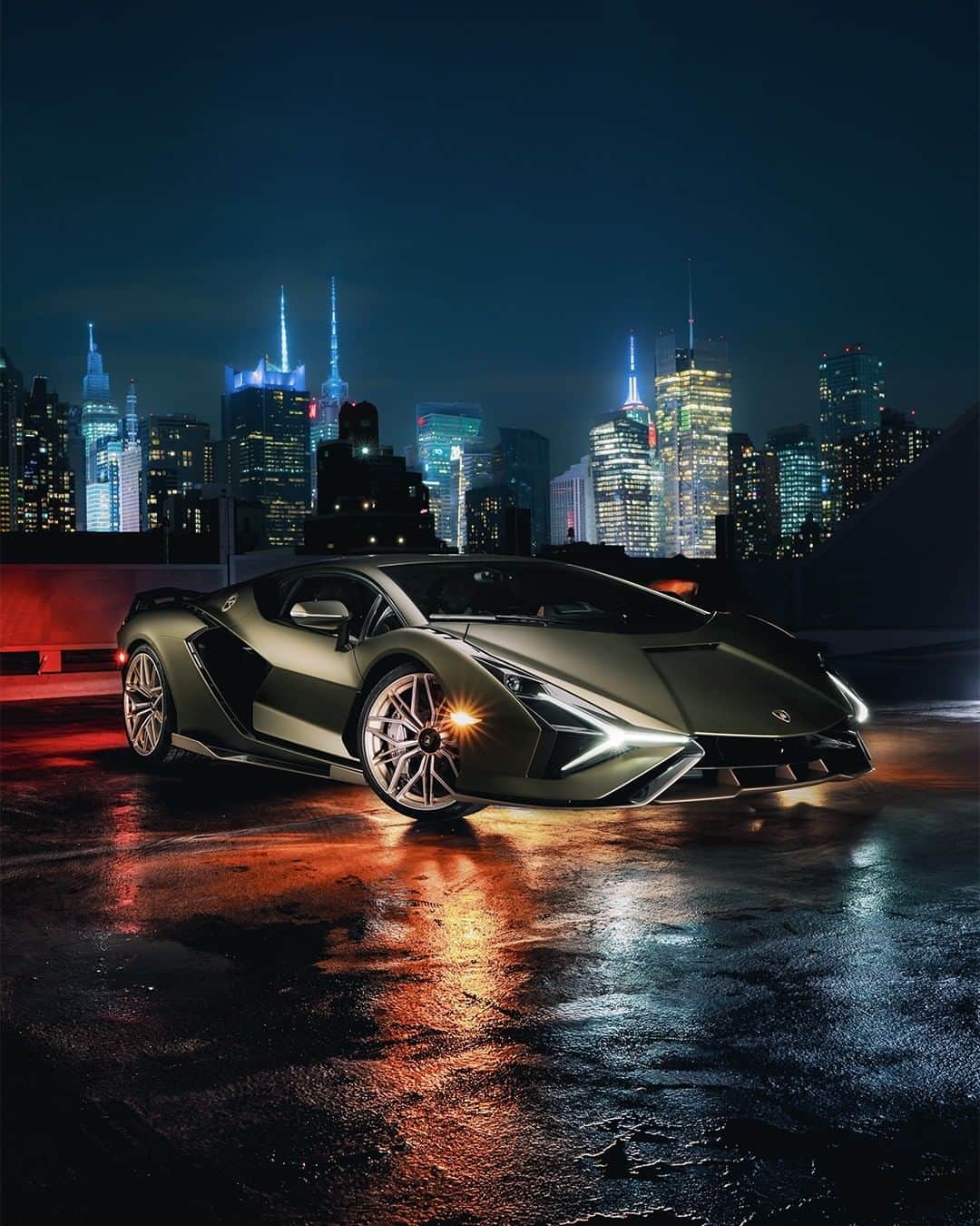 ランボルギーニのインスタグラム：「An innovation jewel shining under the big city lights. It’s Lamborghini Sián FKP 37.   Captured by @r.ego for @lamborghinimanhattan.   #Lamborghini #SianFKP37 #LightsOnLamborghini」