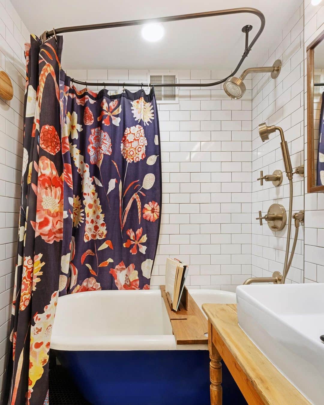 Sweeten Homeさんのインスタグラム写真 - (Sweeten HomeInstagram)「Drawing inspiration from the luxurious spaces he had visited, this architect hand-selected every material and each fixture in this bathroom reno for a vibrant blend of vintage charm and modern luxury.⁠⁠ .⁠⁠ .⁠⁠ .⁠⁠ #renovatefearlessly #sweetenreno⁠ #renovation #homesweethome #designinspiration #housegoals #bathroomremodel #bathroomdesign」1月30日 2時02分 - sweeten_home