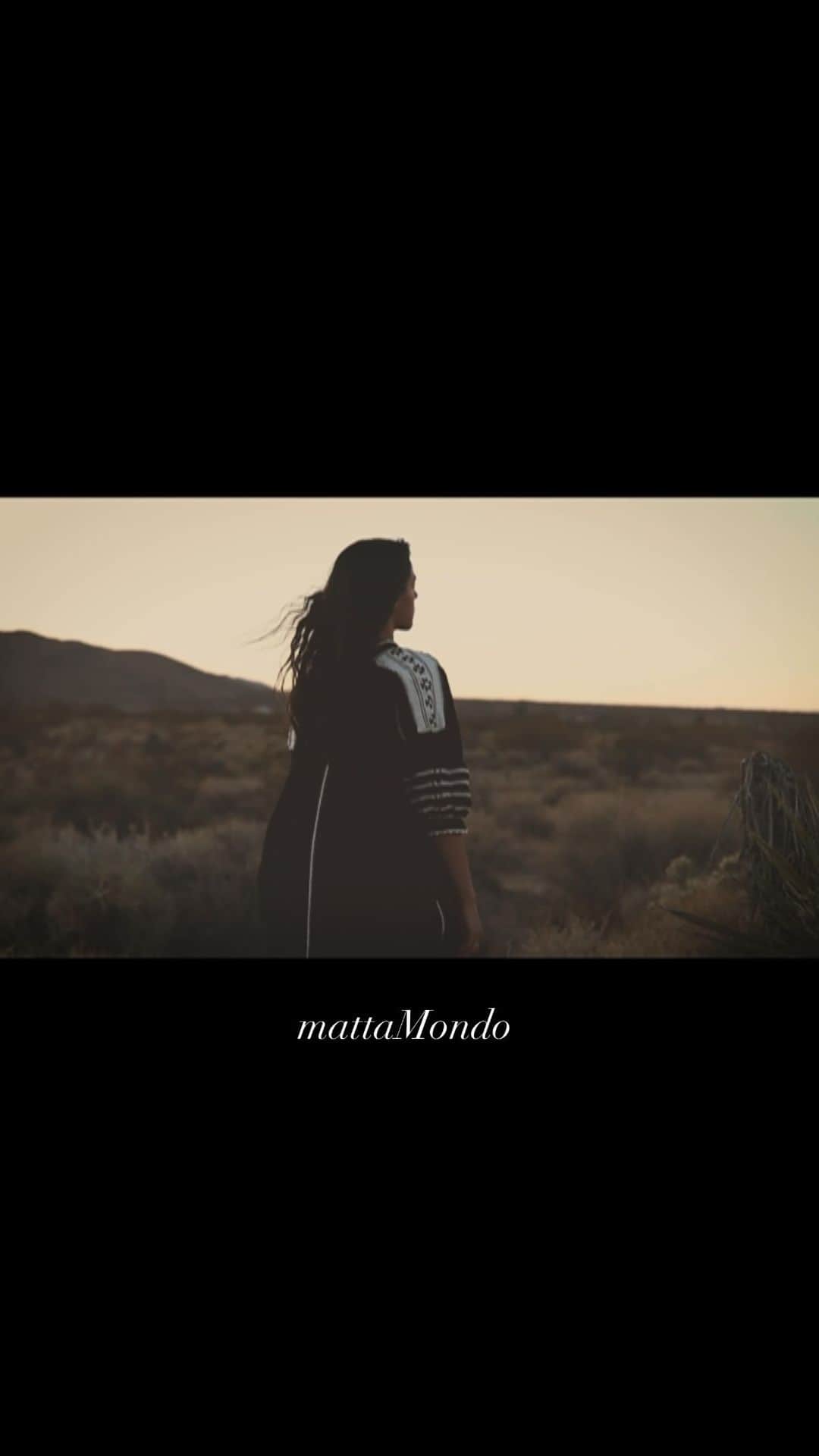 マッタのインスタグラム：「mattaMondo is a curated collection of handmade pieces selected by matta’s founder and designer, Cristina Gitti, while traveling in Mexico. All pieces are unique and handmade with love.  🖤 This film was made by Kaelen Ohm.」