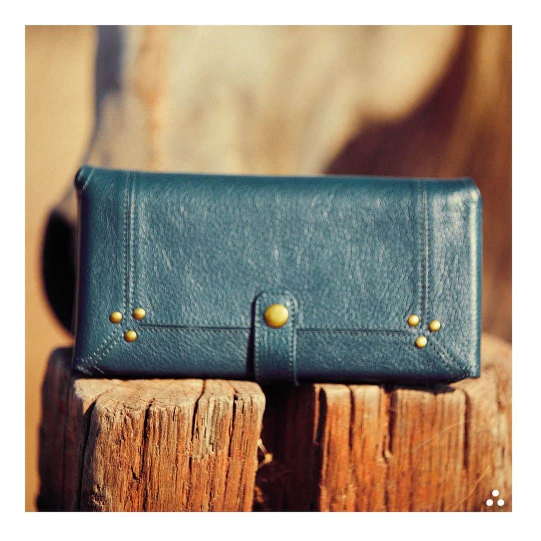 ジェロームドレイフュスのインスタグラム：「For those handbag-free days, choose the Porte Mobile for your essentials only . . Art Direction & Photo @germainchauveau Style @claire_dhelens #jeromedreyfuss #portemobile #jeromedreyfussportemobile #rootsdeluxe #ss21」