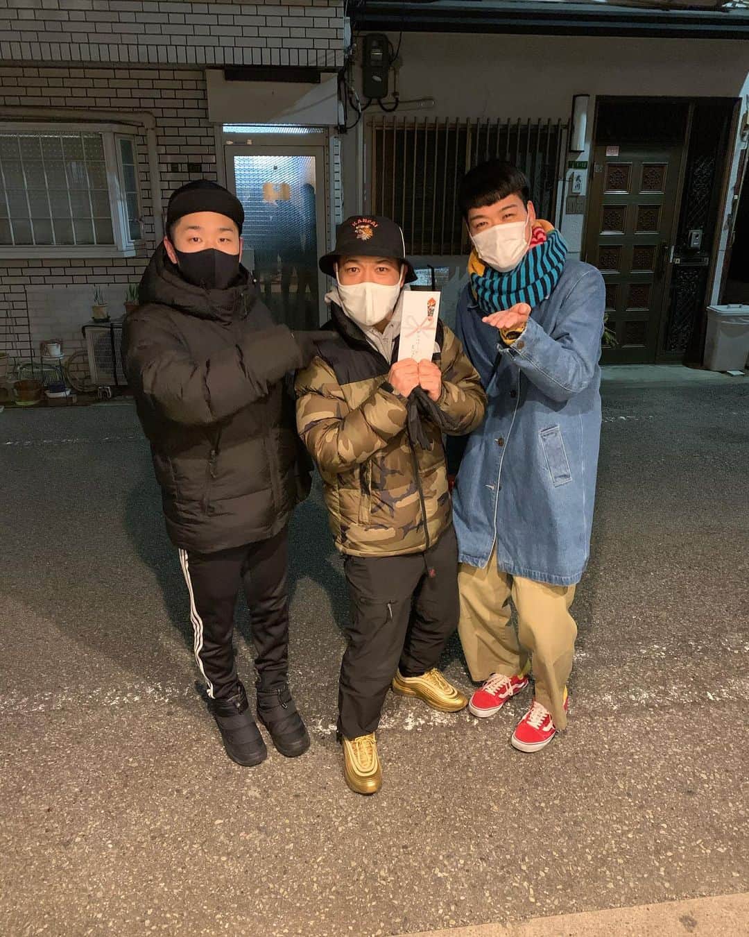 池田真一のインスタグラム：「可愛い後輩ちゃん達が家に誕生日プレゼント持って来てくれたよー！ (もちろん20時より前ね！) これまた嬉し過ぎるプレゼントやないか！ありがとうな！ 落ち着いたら飯行きまくろな！ 誕生日がずっと続いてるみたいで嬉しい！ #職人おっくん #バッテリィズ角 #生ファラオ石川 #いつもたいしゃシンジ君」