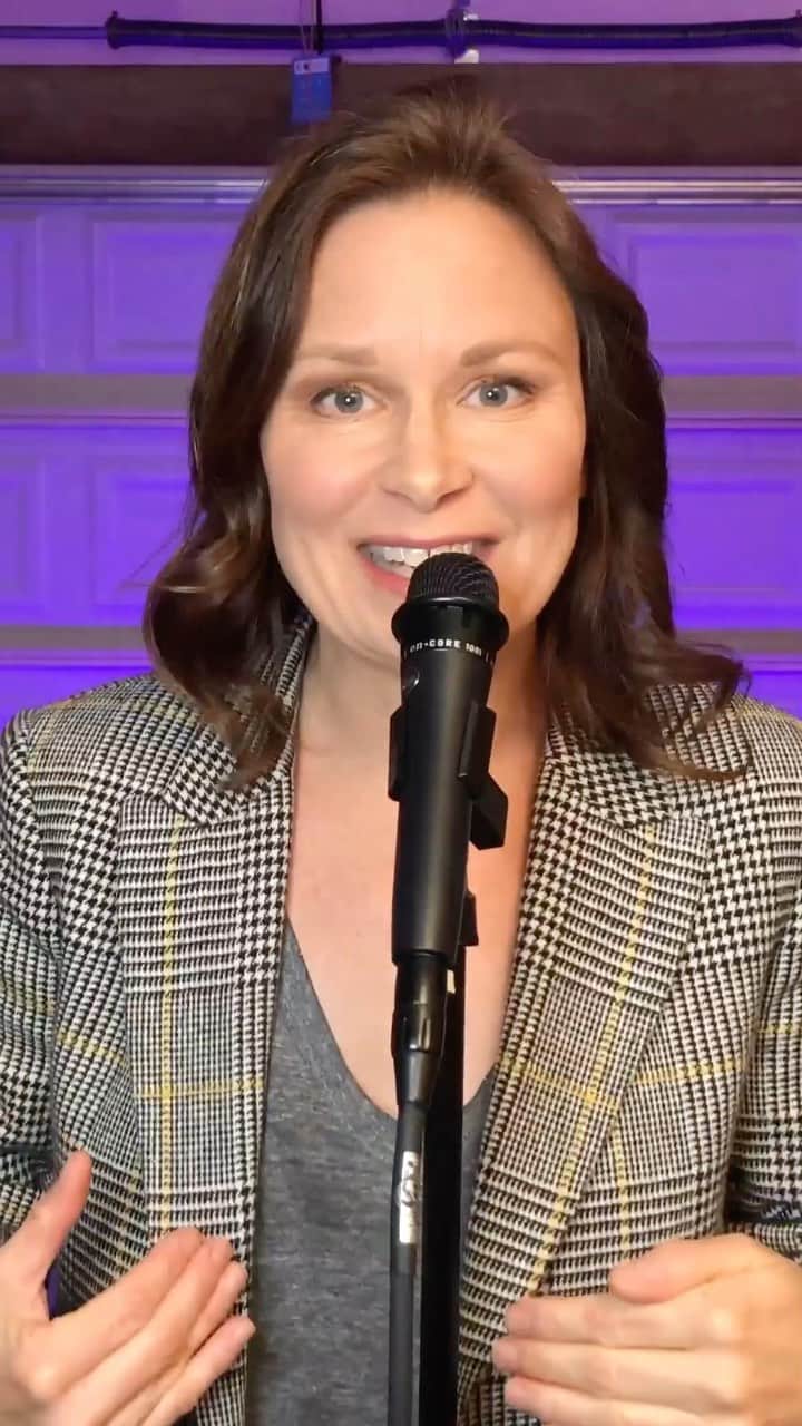 メアリー・リン・ライスカブのインスタグラム：「From my new comedy special. Link in bio! #marylynnrajskub #livefromthepandemic #discover #rage #anger #friends #thriving  #standup #comedy」