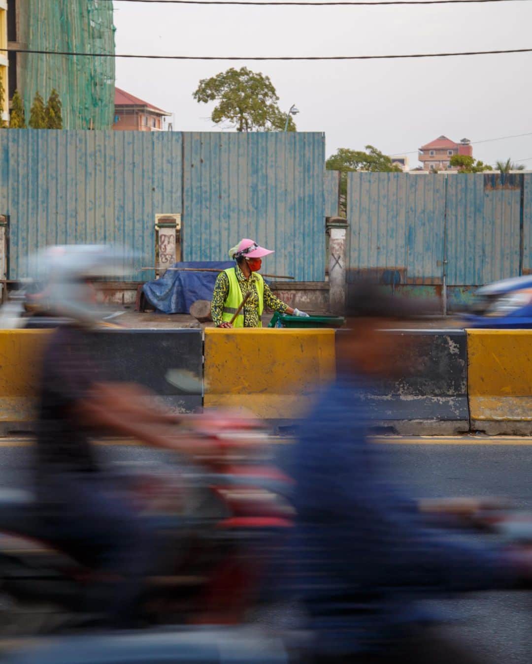 Shunsuke Miyatakeのインスタグラム：「Stillness and motion, Phnom Penh, Cambodia」