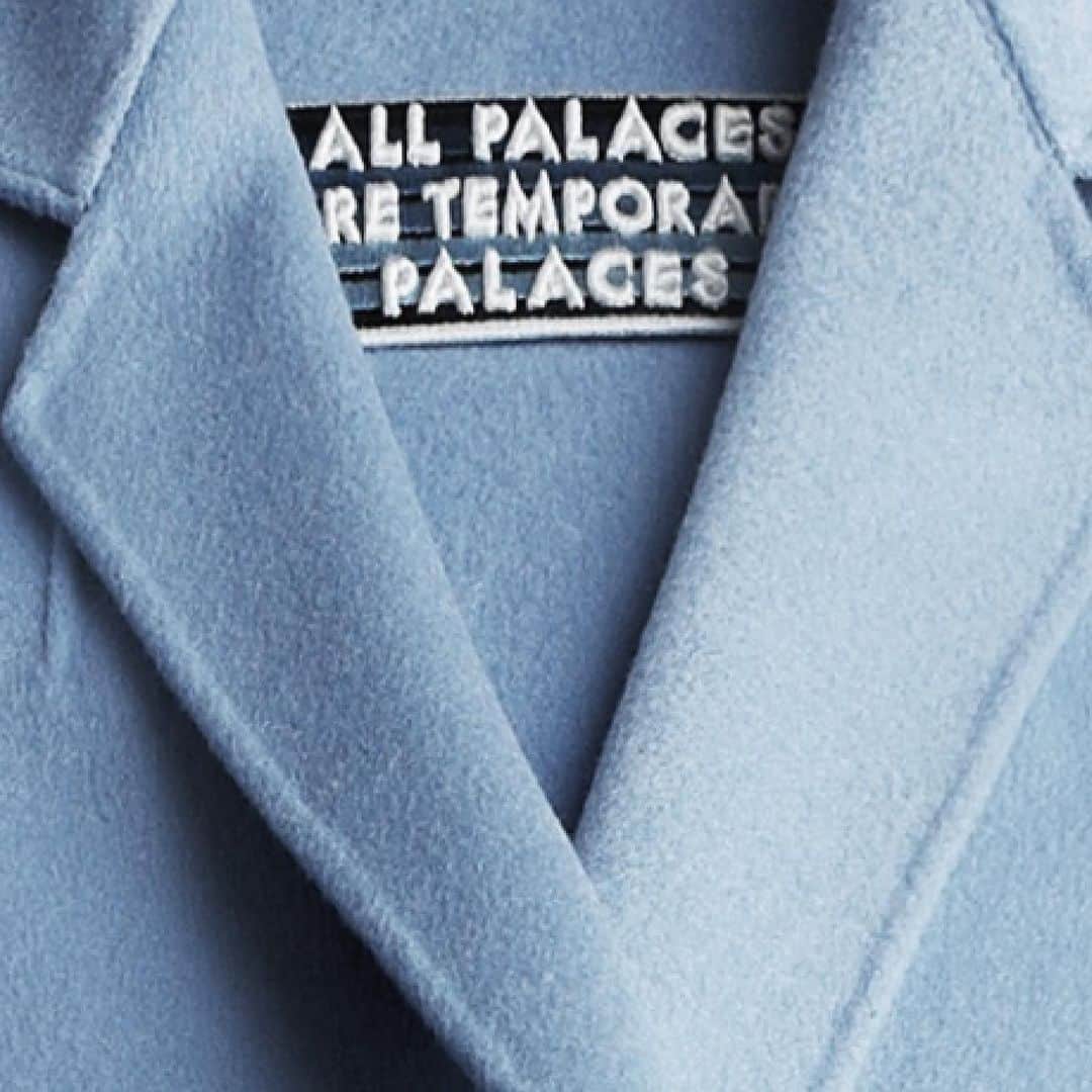 イーチ x アザーのインスタグラム：「Cashmere oversized coat close up / Poetry by Robert Montgomery/ All palaces are temporary palaces.」