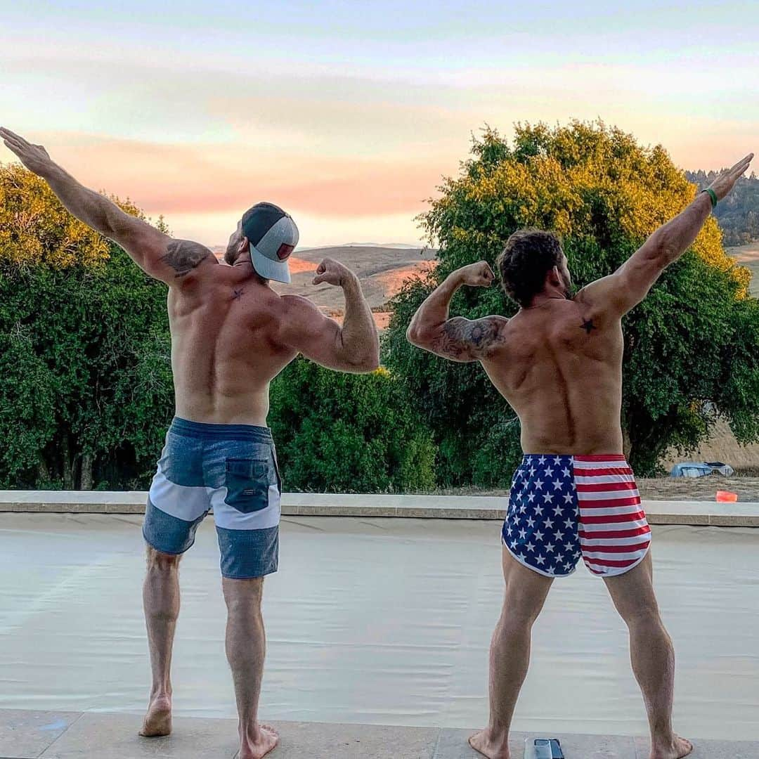 マックス・シエリオットのインスタグラム：「Just a couple dads flexin in the sunset. No big deal 🤷‍♂️ @chadmendes #dadbod #flexfriday #fbf #sunset #flashbackfriday #backday #sorryimfun #fridaymotivation」