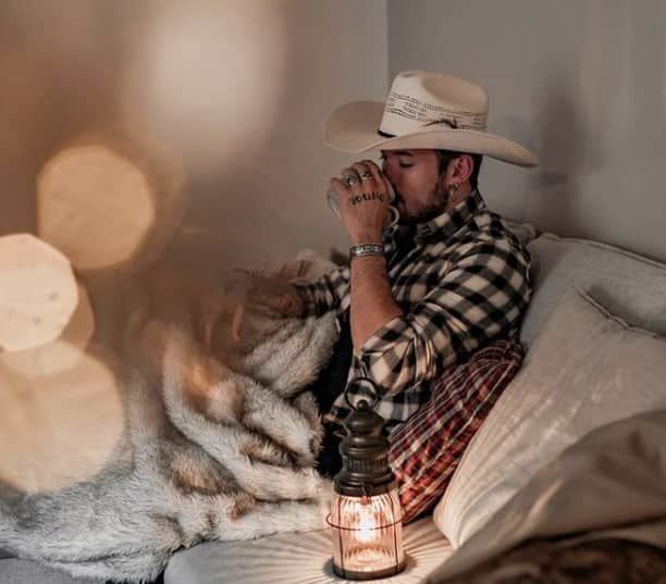 ロックマウントのインスタグラム：「Nothing's better than kicking back on the couch with a warm blanket, hot cup of coffee and a signature Rockmount shadow plaid 693-BRN western shirt. Thanks to @florentincbz for sharing this great photo. Order yours today at rockmount.com. #rockmount #rockmountranchwear #denver #colorado」