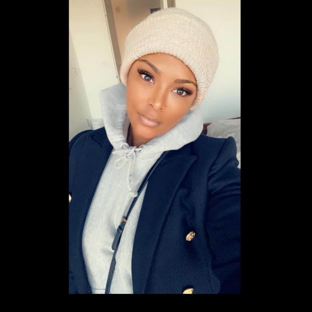 キーシャ・エップスのインスタグラム：「Sunshine mixed with a little hurricane. Yep that’s ya girl 🙋🏽‍♀️but the weather man’s report says it’s 23° out today 🤷🏽‍♀️」