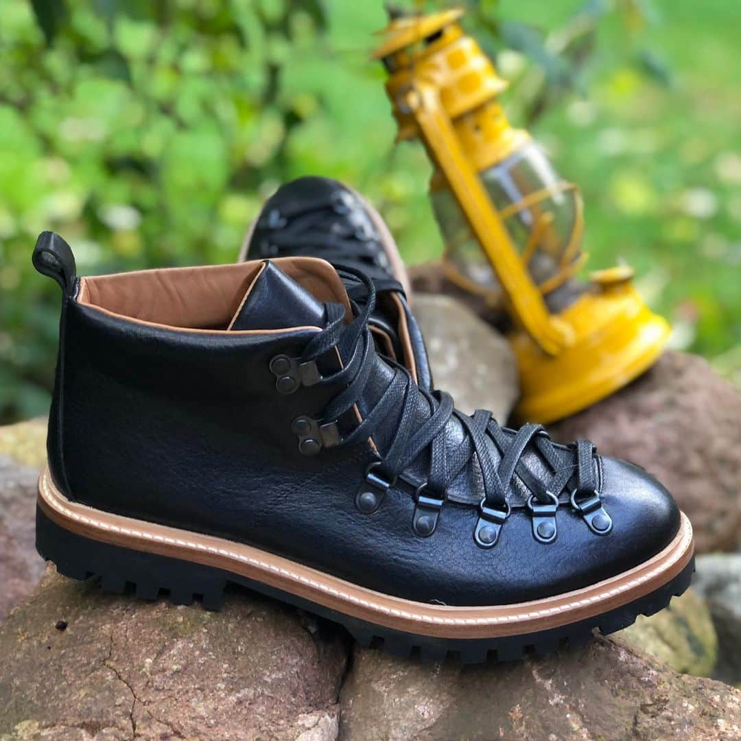 ツェハさんのインスタグラム写真 - (ツェハInstagram)「Urban Classics NEW !!! Trekking Kollektion 🏔JETZT ONLINE #zehaberlin #urbanclassics #boots #berge #mountains #oldgermanbrand #vintage #heritage #madeineurope #handmade #handgefertigt #fair #leather #berlintrend #apresski #vintageclothing #vintagesportswear #ski #photooftheday #montagna #wanderlust #wandern #60fashion #60s  #sneakershoes #leatherboots #verocuoio #verapelle」1月30日 2時23分 - zehaberlin