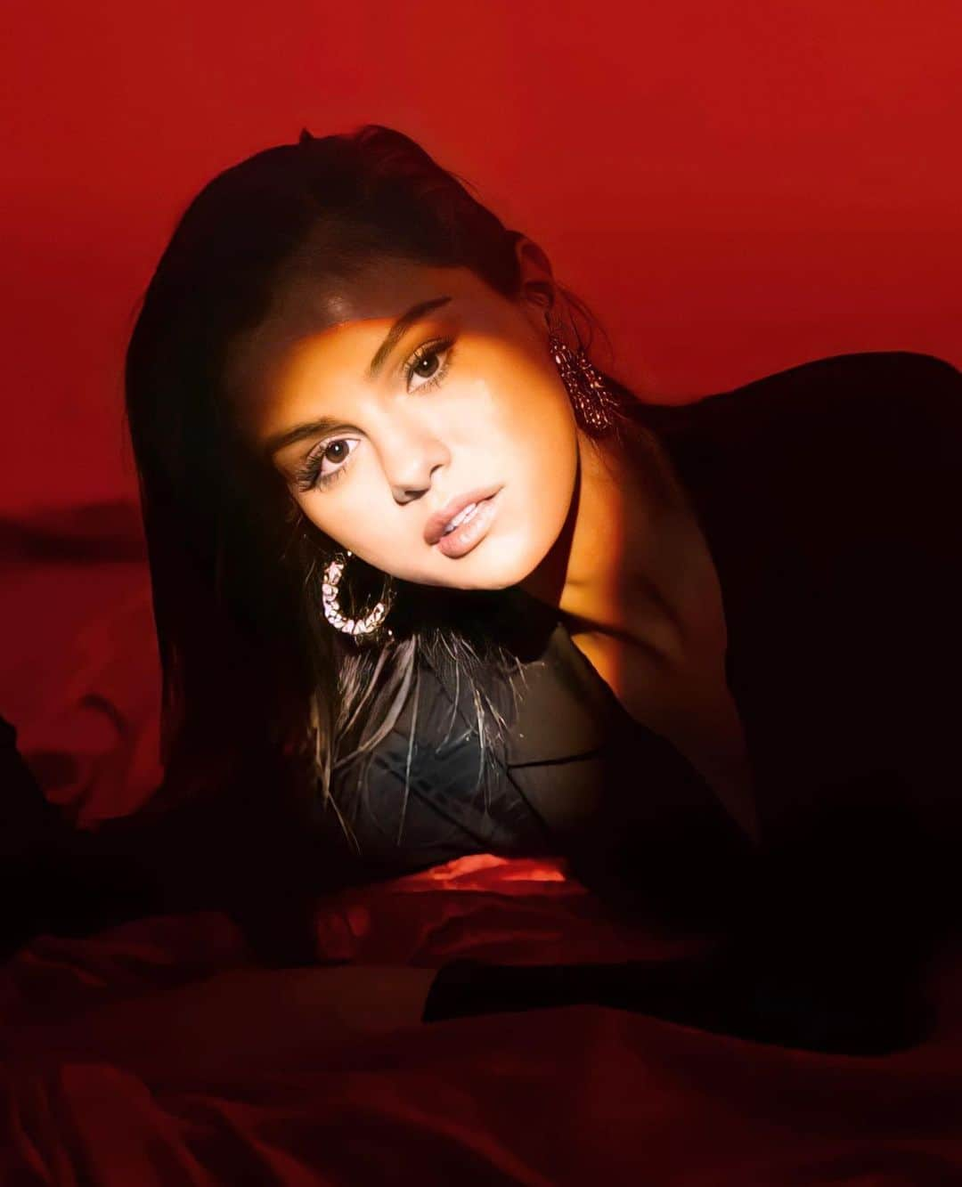 ハーレー・ヴィエラ・ニュートンのインスタグラム：「#selenagomez wearing the @HVN crystal star hoop earrings in her new video #bailaconmigo 🌟✨ @kateyoung @thatgirlbeverly」