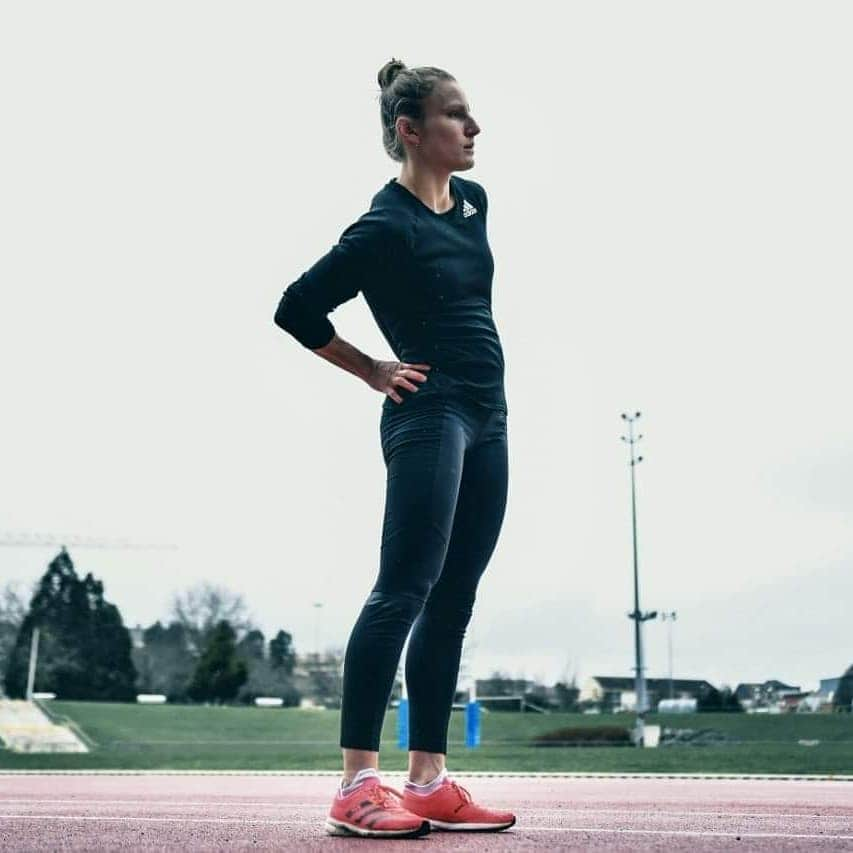 Amandine BROSSIERのインスタグラム：「Selon vous, à quoi je pense? 👀  📸 @theobarillerk  #sport #etirement #concentration #pure #courir #femme」