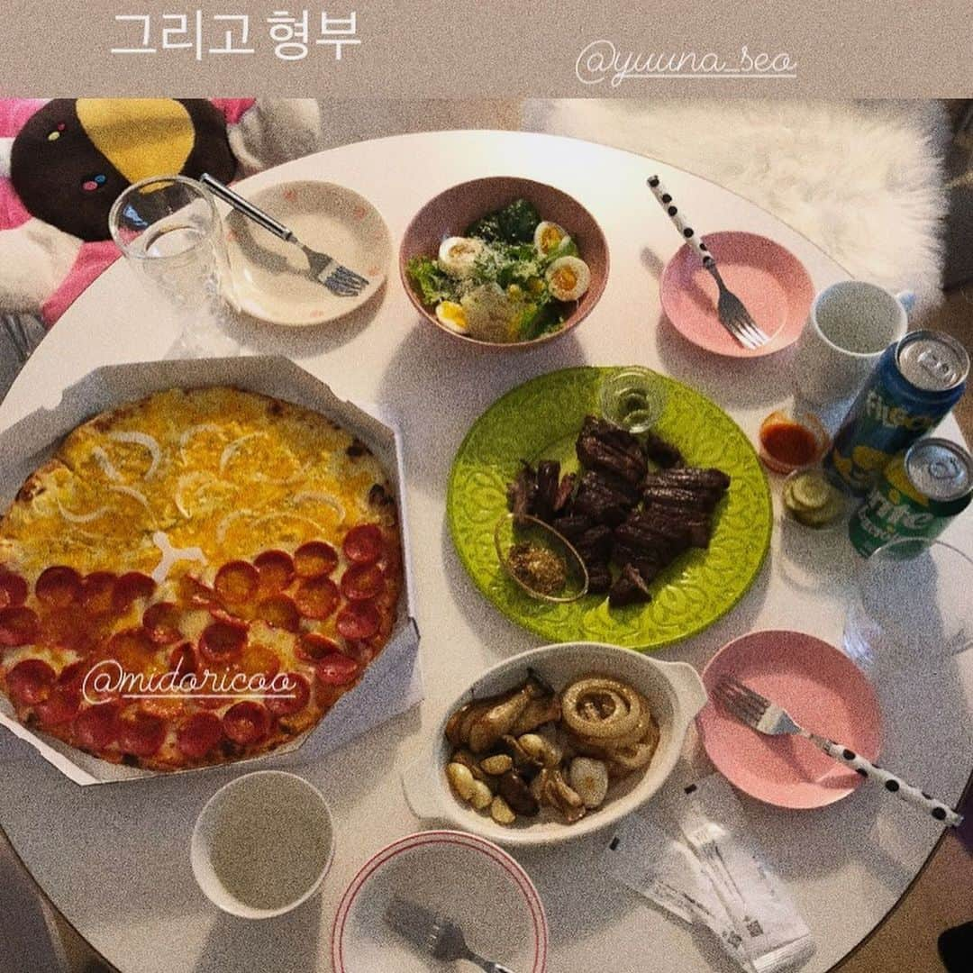 スアさんのインスタグラム写真 - (スアInstagram)「진짜 가족 모임 ㅋㅋㅋ 🤍 형부랑은 첫 가족 사진 ..(?) 기념샷 ! 박제 ! 그리고 오늘의 신기함은 우연히 맞아 떨어진 나이키 양말 ! 마지막은 외국미남 같이 나온 사랑스러운 테디까지 ! 주저리 주저리 끝 - 🍓🤍」1月30日 2時28分 - midoricoo