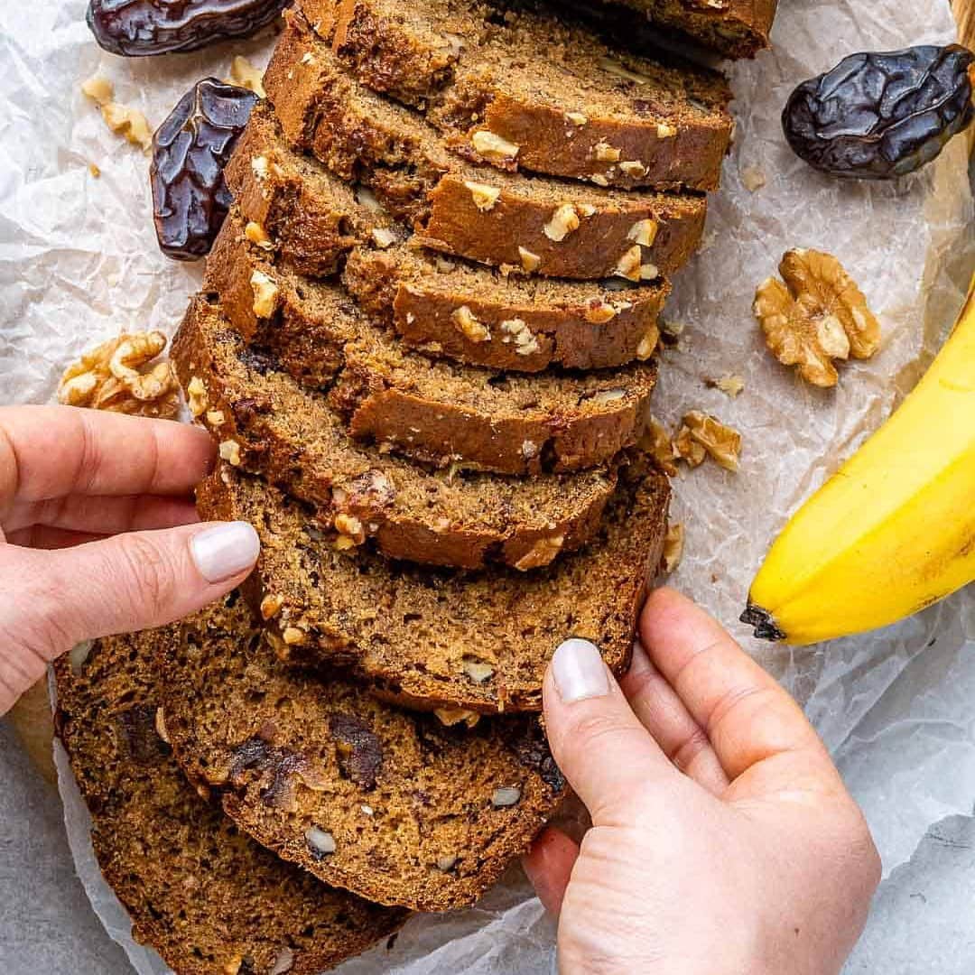 Sharing Healthy Snack Ideasのインスタグラム：「Healthy Banana nut bread with dates 😍 yummy! Sign me up!! Recipe link in our bio @befitsnacks」