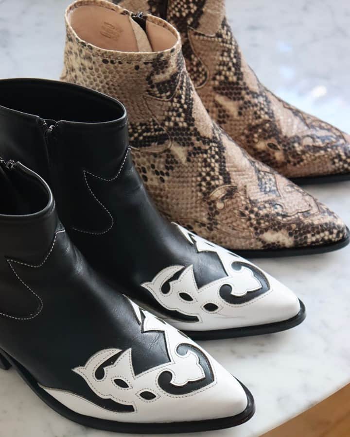 ポール&ジョーさんのインスタグラム写真 - (ポール&ジョーInstagram)「When you have nowhere to go, buy some leather cowboy boots 🐈 At 50% off now on our website! - #PaulandJoe #AW20 #FW20 #Boots #Cowboy #Fashion」1月30日 2時30分 - paulandjoeparis