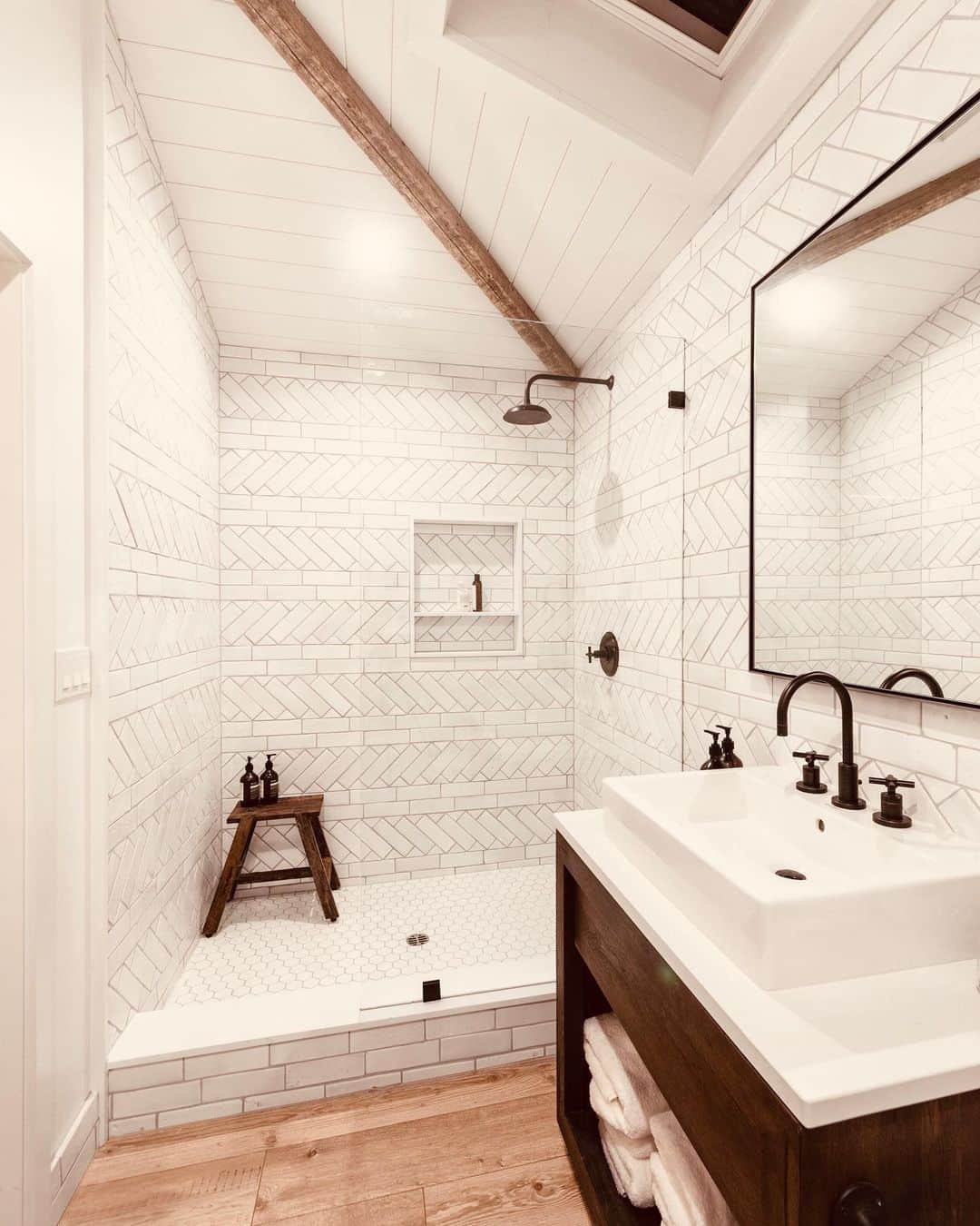 トリ・プラバーのインスタグラム：「I have a strange obsession with bathrooms.... this one is my fave in our house🤍 #bathroomporn」