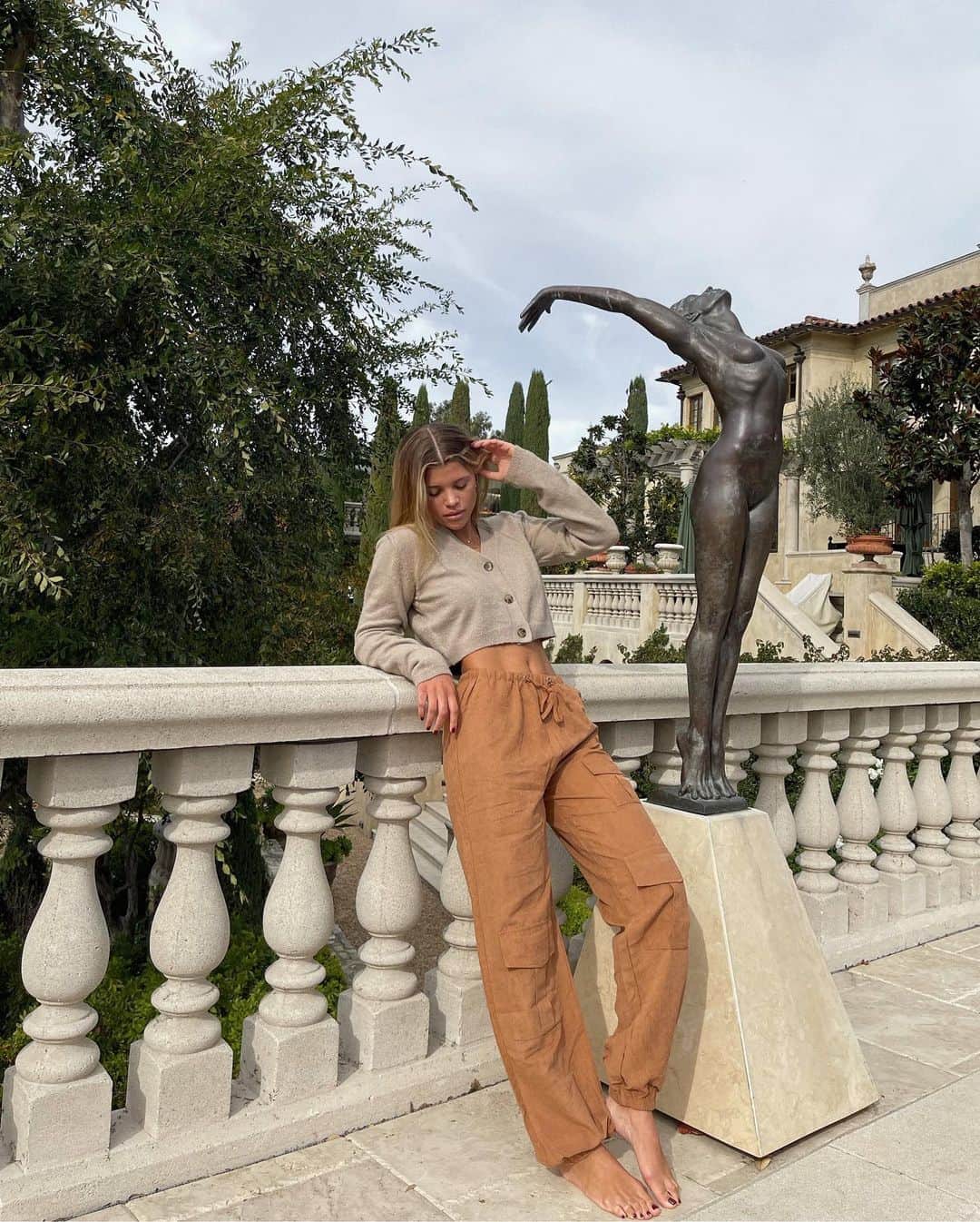 ソフィア・リッチーのインスタグラム：「Lounging @prettylittlething #ad」