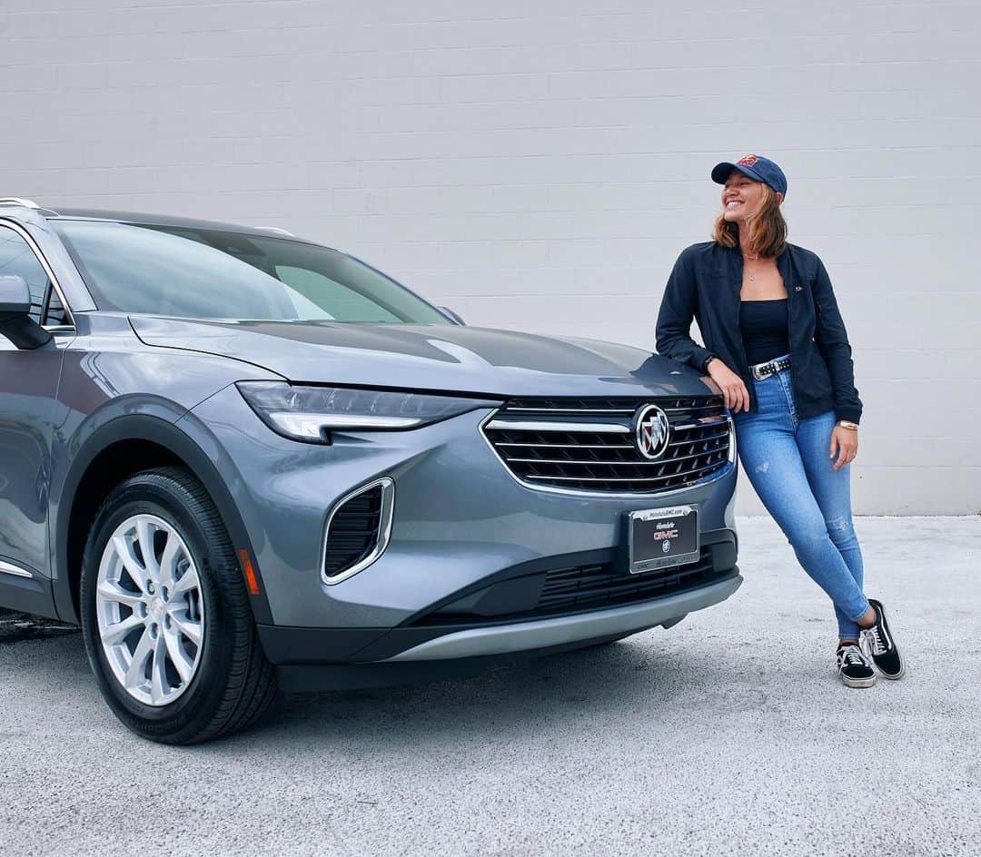 カリッサ・ムーアのインスタグラム：「Excited to be joining the @gmchonolulu Ohana and for the opportunity to test drive the new Buick Envision. So far, amazing! Haven’t had a smoother ride. According to my papa who had a Buick of his own years ago, “This is class.” Couldn’t agree more 😊 Mahalo for the warm welcome @gmchonolulu See you on the road 🤍」