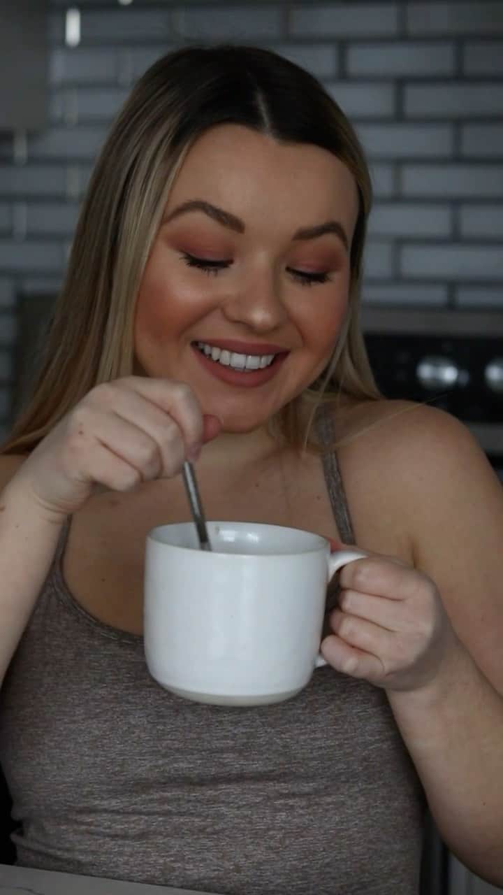 のインスタグラム：「Levelling up my morning routine 🙋🏼‍♀️💅🏻with 3️⃣ easy steps!  - Step 1: Meditation + Workout  - Step 2: Espresso  - Step 3: @neocell_ca Derma Matrix Collagen mixed into my coffee, water, or smoothie (daily)! 💦  I have been so good at sticking to my daily collagen supplement to help my skin elasticity and overall healthy-looking glow! Hair, skin, and nail health are important to me, and #NeoCellCollagen is bringing it all to the next level. AD」