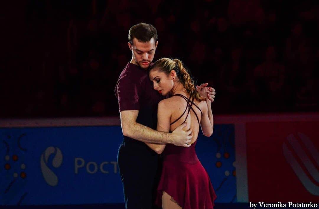タラ・ケインのインスタグラム：「As most of you know, Danny and I recently ended our 8 year partnership, reminding me that the only thing that you can ever really count on is the inevitability of change.   I hope that our partnership was able to bring some amount of happiness, joy, sense of calm, (or perhaps even a bit of sleepiness, as I often read that we were boring, and good sleep can be hard to come by) or peace to those who watched our skating. Choosing to pursue this partnership changed my life and offered me so many amazing experiences that I could never even have imagined.  More than anything, I’m incredibly grateful for the path that this partnership set me on and for all of the memories that it has given me.  ❤️」