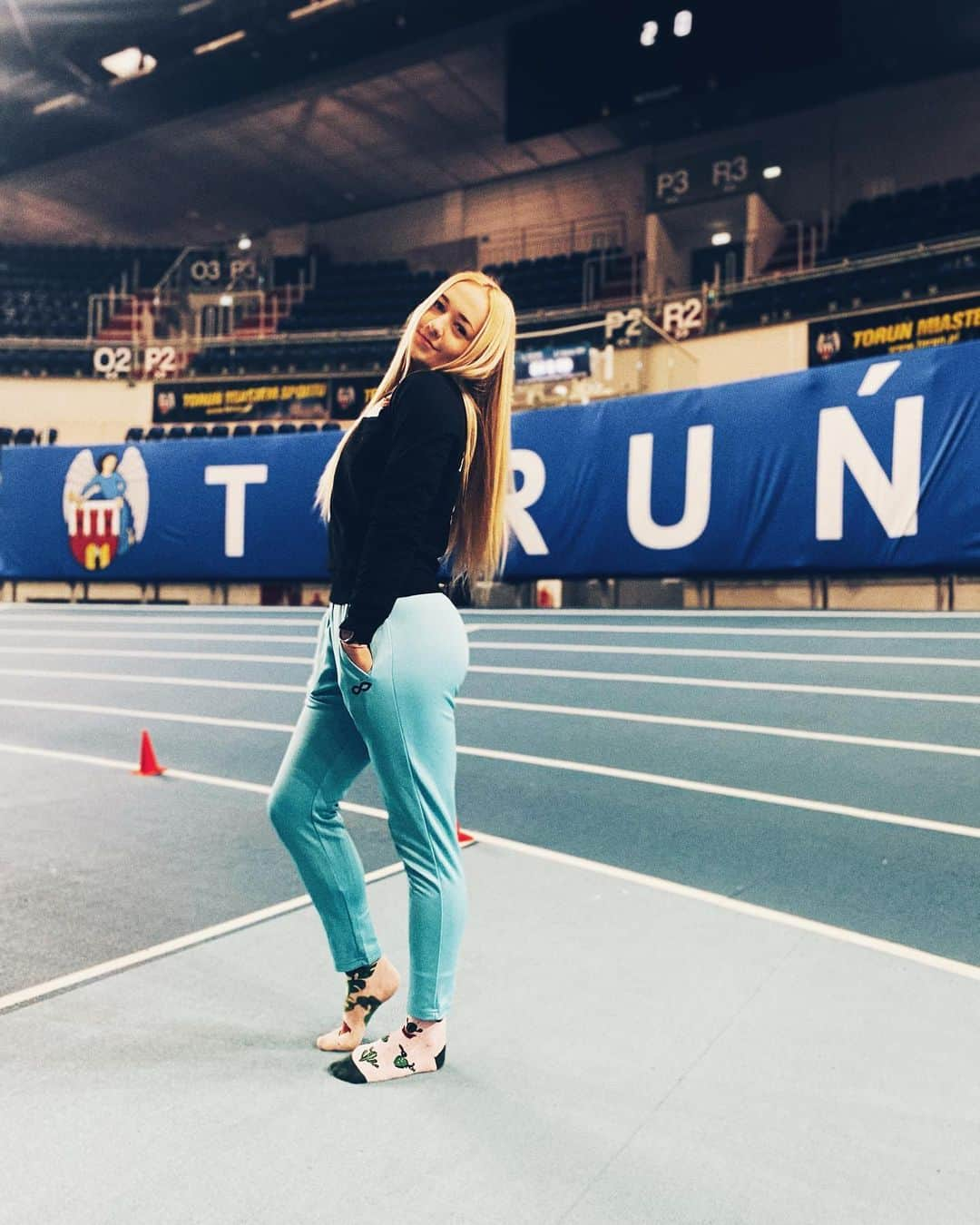 アガタ・フォルカシェブイチのインスタグラム：「Indoors gettin starteeed 🤩  #indoor #season #athlete #polishgirl #blonde #sprinter #track #tracklife #trackislife #tracknation #trackandfield  #sprint #cikers #cikerssportlab #xteamwear @natalia_widawska #photography」