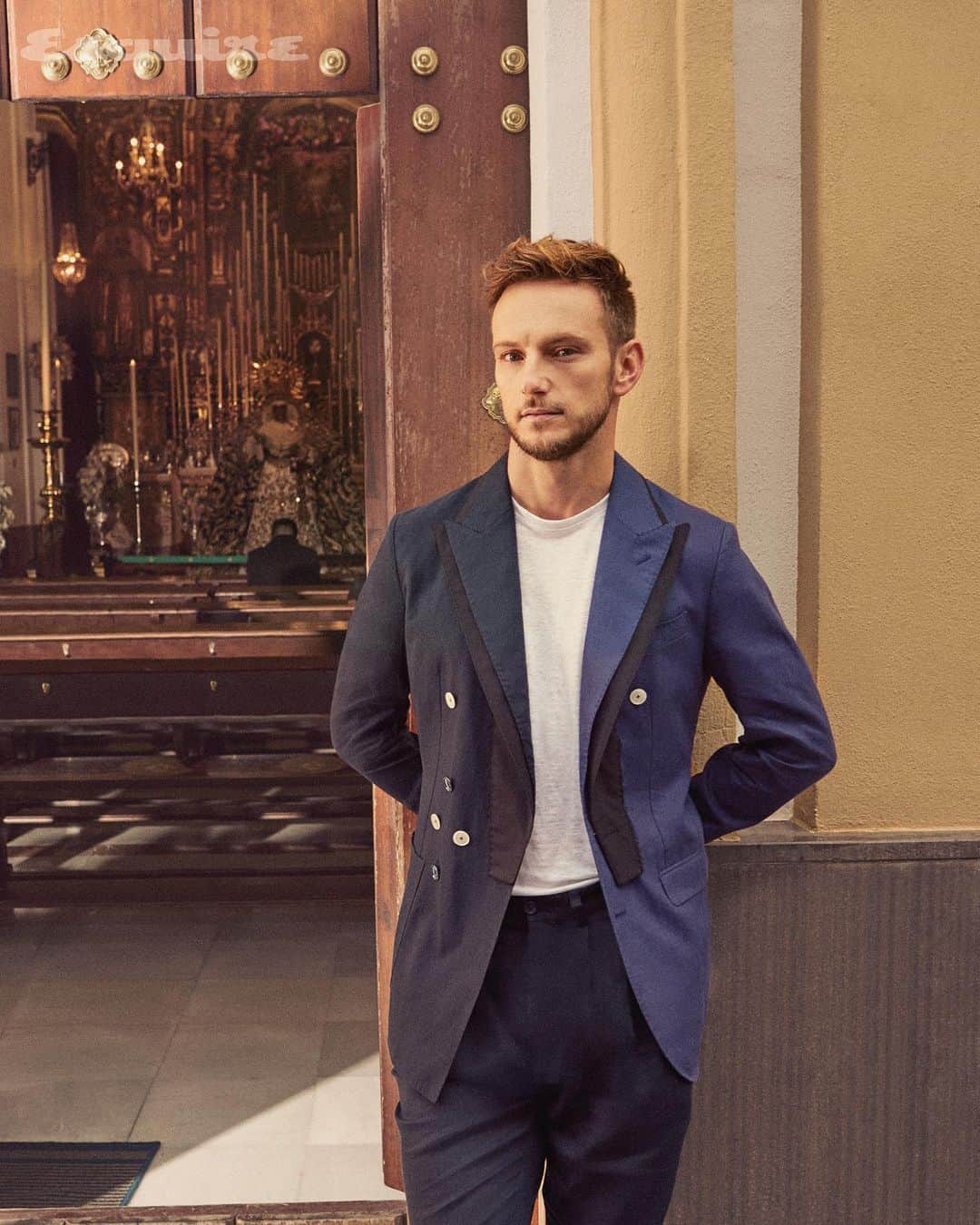 イヴァン・ラキティッチのインスタグラム：「Last pictures of my photoshoot in Sevilla with @esquirees ✌🏼☺️  — Entrevista: @avilleira  Fotografía: @darioaranyo  Estilismo: @alvaro_dejuan  Maquillaje y peluquería: @amparosanchezm」