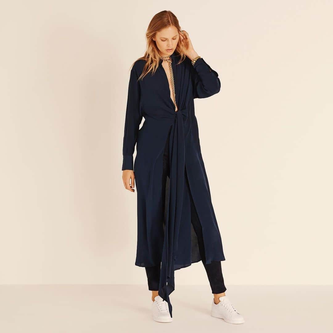 アマンダ ウェイクリーのインスタグラム：「The transformative and iconic ‘air shirt’... the versatile wardrobe saviour   #maxishirt #wrapdress #chainnecklace #statementjewellery #layering #parisianchic」