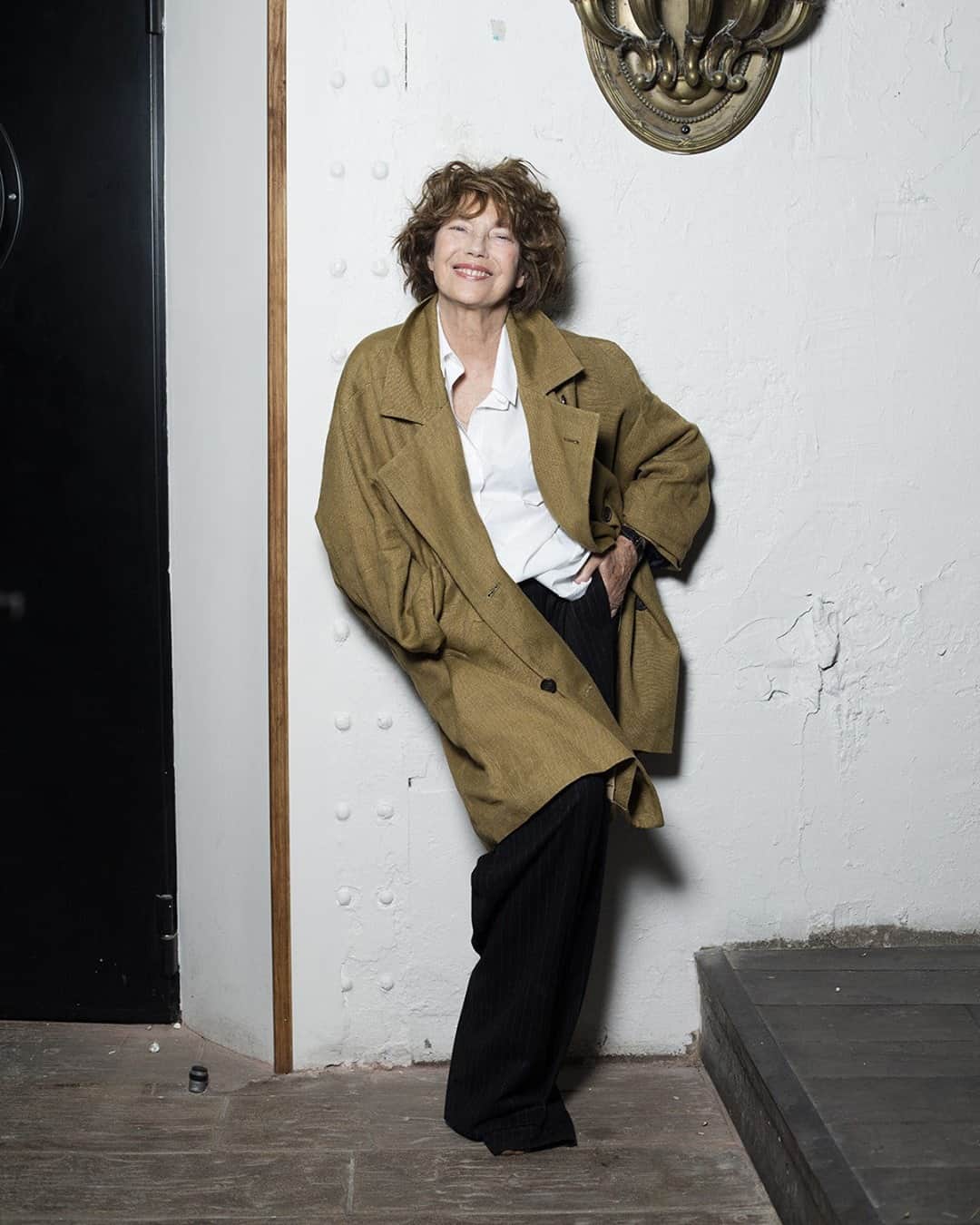 Vogue Beautyさんのインスタグラム写真 - (Vogue BeautyInstagram)「Next month, Jane Birkin's searingly intimate album, Oh! Pardon tu dormais…, will make its U.S. debut. In 13 songs, Birkin sings about love, loss, and—for the first time—the death of her daughter Kate Barry. “I realized…that what made people not necessarily interesting but human were all their defects and their cowardliness and their guilt and their complexity,” she tells me. “So I thought if you’re writing a record, then you might as well be as personal as you can because that way you touch people.”  At the link in our bio, she discusses the creative undertaking, as well as what it really means to be the face of French girl beauty.  Photo: Gabrielle Crawford」1月30日 2時41分 - voguebeauty
