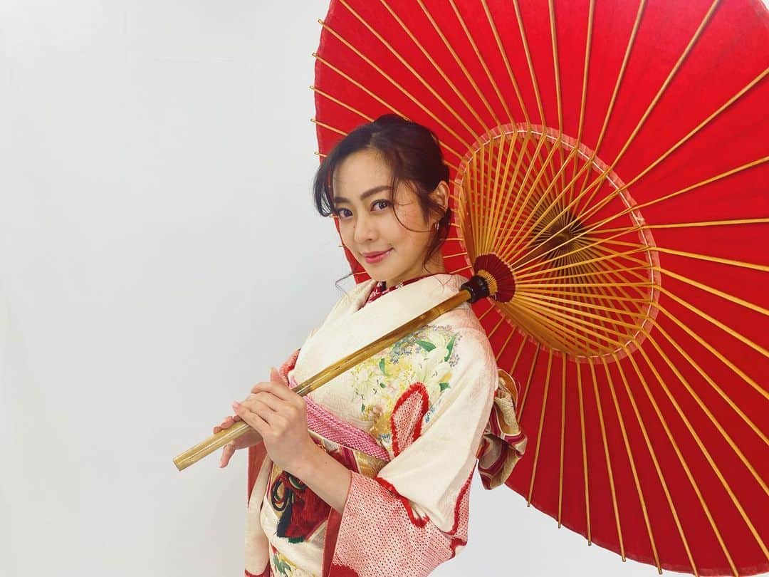 松岡李那のインスタグラム：「2021年1月30日《大安》㊗️ 本日お誕生日を迎えました🥺 みなさんたくさんのメッセージをありがとうございます🥺🥺🥺🙏🙏🙏❤️❤️❤️ 周りの人に思いやりのある、なりたい私になる、後悔のない人生にしていきます！これからもどうぞ宜しくお願いします🙏✨ Thanks for the lot of birthday message. I’ll be try my best and be kind to peoples. No regret 🈴🈴🈴 Thank you all for the support❤️❤️❤️🙏🙏🙏✨✨✨ ・ ・ ・ #着物女子 #着物 #振袖  #振袖ヘア  #japanesegirl  #birthdaygirl #happy」