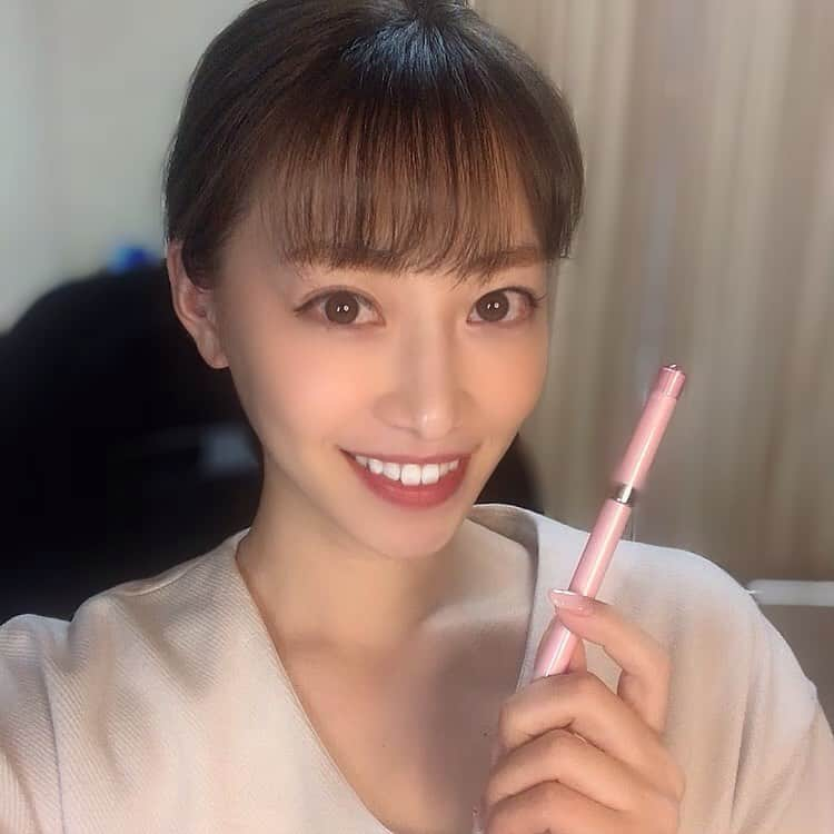 中村果生莉さんのインスタグラム写真 - (中村果生莉Instagram)「🖋 . . 昨日は  【マイナス感情に振り回されるのは〇〇が原因だった？！】  というテーマで、初のオンライン講座を実施いたしました♡  参加して下さった皆様ありがとうございました😍  現役のリコレクト所属のメンタルトレーナーや過去にリコレクトの資格を取得して下さった方がブラッシュアップのために多数受講して下さったり  現状でパーソナルトレーニングを受けてくださってる方や、日頃応援して下さっている方達など、色々な年代の皆様がそれぞれの目的を持って受けてくださっていまして、  なんだか、すんごい嬉しくなりました🍀*゜  メンタルトレーニングって日本ではまだまだ浸透してないけど、メンタルトレーニングの必要性を感じて、有限な大切な時間をここに割いてくれる。  だから、絶対無駄にはできないなって思うんですよね👊😊  大人数になればなるほど、時間内でお伝えできることは限られてきてしまいますが、なるべく理論面からだけではなく、少しでもこれからの自分自身に使っていただけるような方法や実際に手を動かしながら体感していただけるワークも織り交ぜながらお伝えしています🍀  終了後はスタッフの一員としてひっそり参加していたリコレクトの代表はじめ、スタッフの皆と、これから変えていけそうな所や、新たに出来そうな事などなど、色々な可能性も探れたので  これからどんどん進化していけるように頑張ります💪  ちなみにこのような単発講座はこれからも定期的に行っていく予定ですので、興味あるテーマなどありましたら、是非お気軽にご参加いただければと思います♪  参加して下さった皆様への特典みたいなものも今後用意できたらとスタッフと考案しております💕 . . . #zoom #オンライン #オンライン講座 #初の試み #初回 #感情の扱い方 #感情コントロール #メンタルトレーナー #メンタルトレーニング」1月30日 13時32分 - kaori.nakamura_0226