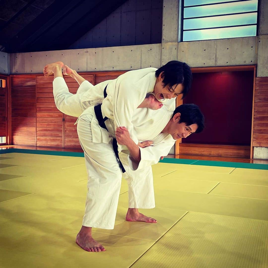 天野慶久のインスタグラム：「24ジャパン 16話スピンオフ  のオフショット 相馬を一本背負いする金田一  久々の柔道で楽しかった！  #24ジャパン #出合正幸 #abematv #TELASA」
