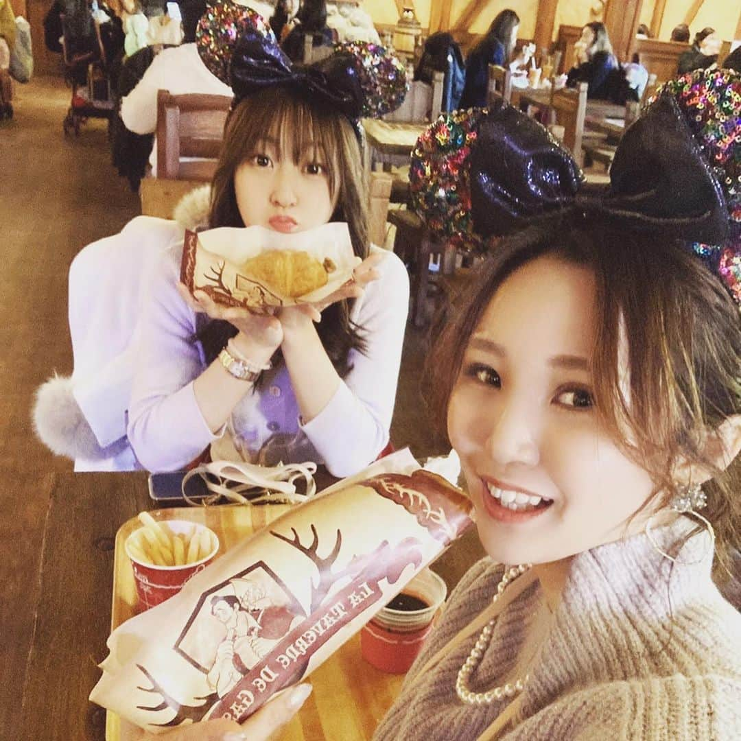 長谷川麻衣さんのインスタグラム写真 - (長谷川麻衣Instagram)「ベイマックスカレー🍛 お肉と餃子がのっててボリューミーで美味しかった🥟💕  カフェモカもベイマックス❤️  そして食べ終わって服にご飯粒とカレー付きながら歩いてたの思い出したら恥ずかしくて穴があったら入りたい😇笑  ガストンもクロワッサン美味しすぎてまた行きたいな🥐  #ディズニーランドグルメ  #ディズニーランド #ベイマックスカレー #センターストリートコーヒーハウス  #ガストン #ラタベルヌドガストン  #クロワッサン #ベイマックスカフェモカ #ディズニーフード  #ディズニー写真部  #ディズニーカチューシャ」1月30日 13時36分 - hasegawa_maimai