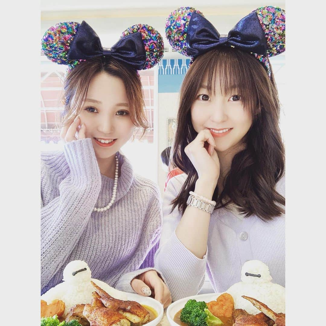 長谷川麻衣さんのインスタグラム写真 - (長谷川麻衣Instagram)「ベイマックスカレー🍛 お肉と餃子がのっててボリューミーで美味しかった🥟💕  カフェモカもベイマックス❤️  そして食べ終わって服にご飯粒とカレー付きながら歩いてたの思い出したら恥ずかしくて穴があったら入りたい😇笑  ガストンもクロワッサン美味しすぎてまた行きたいな🥐  #ディズニーランドグルメ  #ディズニーランド #ベイマックスカレー #センターストリートコーヒーハウス  #ガストン #ラタベルヌドガストン  #クロワッサン #ベイマックスカフェモカ #ディズニーフード  #ディズニー写真部  #ディズニーカチューシャ」1月30日 13時36分 - hasegawa_maimai