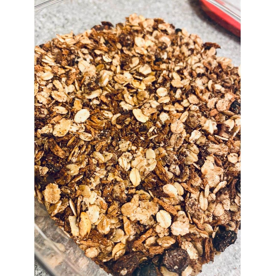 大野南香さんのインスタグラム写真 - (大野南香Instagram)「*﻿ 【Home-made granola】﻿ Sometimes I make granola by myself for breakfast.  No additives, no added sugar👍 You can make it with your favorite whole-grains, nuts, seeds, dry fruits, but it would be fine if you use muesli to make it easier😚 ☺︎︎﻿ ☺︎︎﻿ ☺︎︎﻿ 【自家製グラノーラ】﻿ 時たま無性に食べたくなるグラノーラちゃん。オイルいれてオーブンでサクッと焼くだけ◎好きなナッツ等をいれたら自分だけのお気に入りグラノーラが完成🥰 ナッツとかドライフルーツとかいろんな種類﻿すこし大変だから、ミューズリーを使っちゃうのもあり◎私は最後の写真のオートミールを使ったよ〜  発酵おからちゃんと好きなフルーツと、いただきます🥰 ﻿ #everydayhappy﻿ #ヘルシー﻿ #料理﻿ #クッキングラム ﻿ #cooking﻿ #healthyfood﻿ #minakaskitchen﻿ #vegansweets﻿ #ヴィーガンスイーツ﻿ #homemade ﻿ #homemadefood ﻿ #vegan﻿ #vegetalian﻿ #ベジタリアン﻿ #ヴィーガン﻿ #ビーガン﻿﻿ #organic﻿ #organicfood ﻿ #bio﻿ #オーガニックカフェ #glanola  #グラノーラ」1月30日 13時36分 - minaka_official