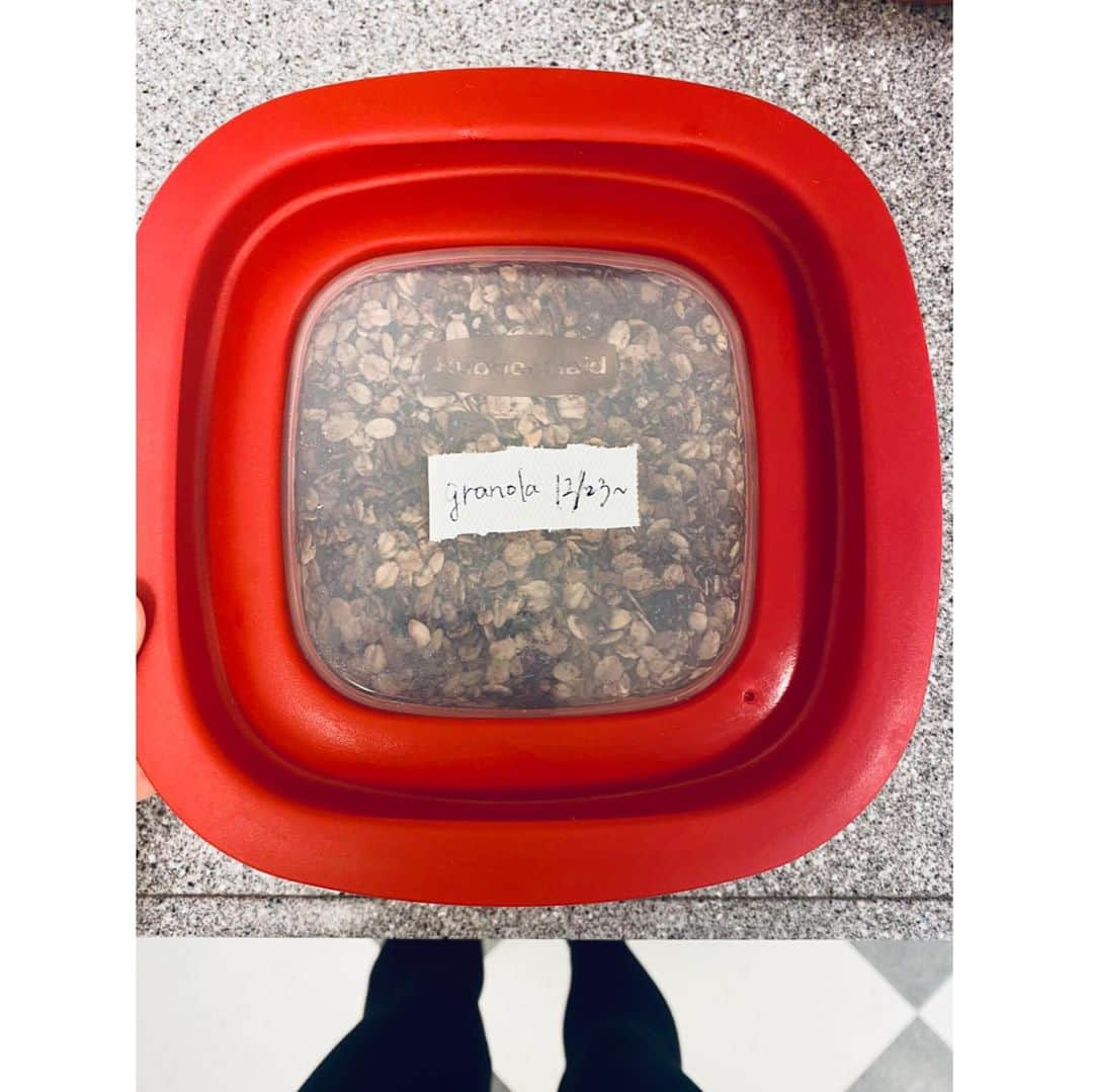 大野南香さんのインスタグラム写真 - (大野南香Instagram)「*﻿ 【Home-made granola】﻿ Sometimes I make granola by myself for breakfast.  No additives, no added sugar👍 You can make it with your favorite whole-grains, nuts, seeds, dry fruits, but it would be fine if you use muesli to make it easier😚 ☺︎︎﻿ ☺︎︎﻿ ☺︎︎﻿ 【自家製グラノーラ】﻿ 時たま無性に食べたくなるグラノーラちゃん。オイルいれてオーブンでサクッと焼くだけ◎好きなナッツ等をいれたら自分だけのお気に入りグラノーラが完成🥰 ナッツとかドライフルーツとかいろんな種類﻿すこし大変だから、ミューズリーを使っちゃうのもあり◎私は最後の写真のオートミールを使ったよ〜  発酵おからちゃんと好きなフルーツと、いただきます🥰 ﻿ #everydayhappy﻿ #ヘルシー﻿ #料理﻿ #クッキングラム ﻿ #cooking﻿ #healthyfood﻿ #minakaskitchen﻿ #vegansweets﻿ #ヴィーガンスイーツ﻿ #homemade ﻿ #homemadefood ﻿ #vegan﻿ #vegetalian﻿ #ベジタリアン﻿ #ヴィーガン﻿ #ビーガン﻿﻿ #organic﻿ #organicfood ﻿ #bio﻿ #オーガニックカフェ #glanola  #グラノーラ」1月30日 13時36分 - minaka_official