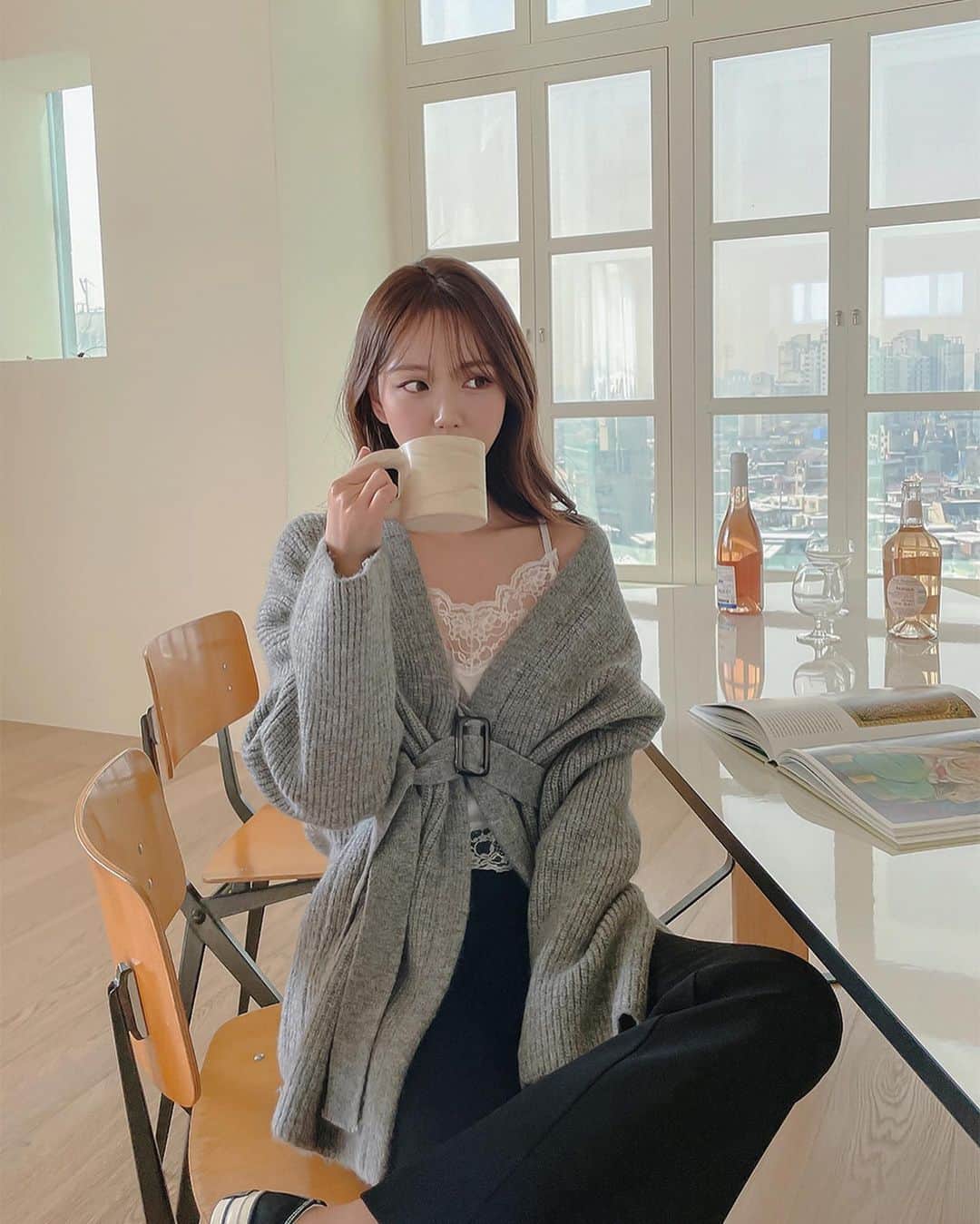 Chuuのインスタグラム：「🎀츄X셀럽쇼퍼🎀  @seoji72 이번주 서지님이 셀렉한 코디는....?!?! 두구두구두구!!! 꾸안꾸로 입기 좋은 랩 니트 가디건이에요🤎 집 앞은 물론, 외출 시 가볍게 툭 걸쳐입기 좋은 봄 가디건으로 지금부터 쭈욱 착용해주세요🌸💚 더 많은 서지님의 코디는 츄에서 만나요🙌🏽  #chuu#츄#셀럽쇼퍼#lovely_daily_look_chuu」