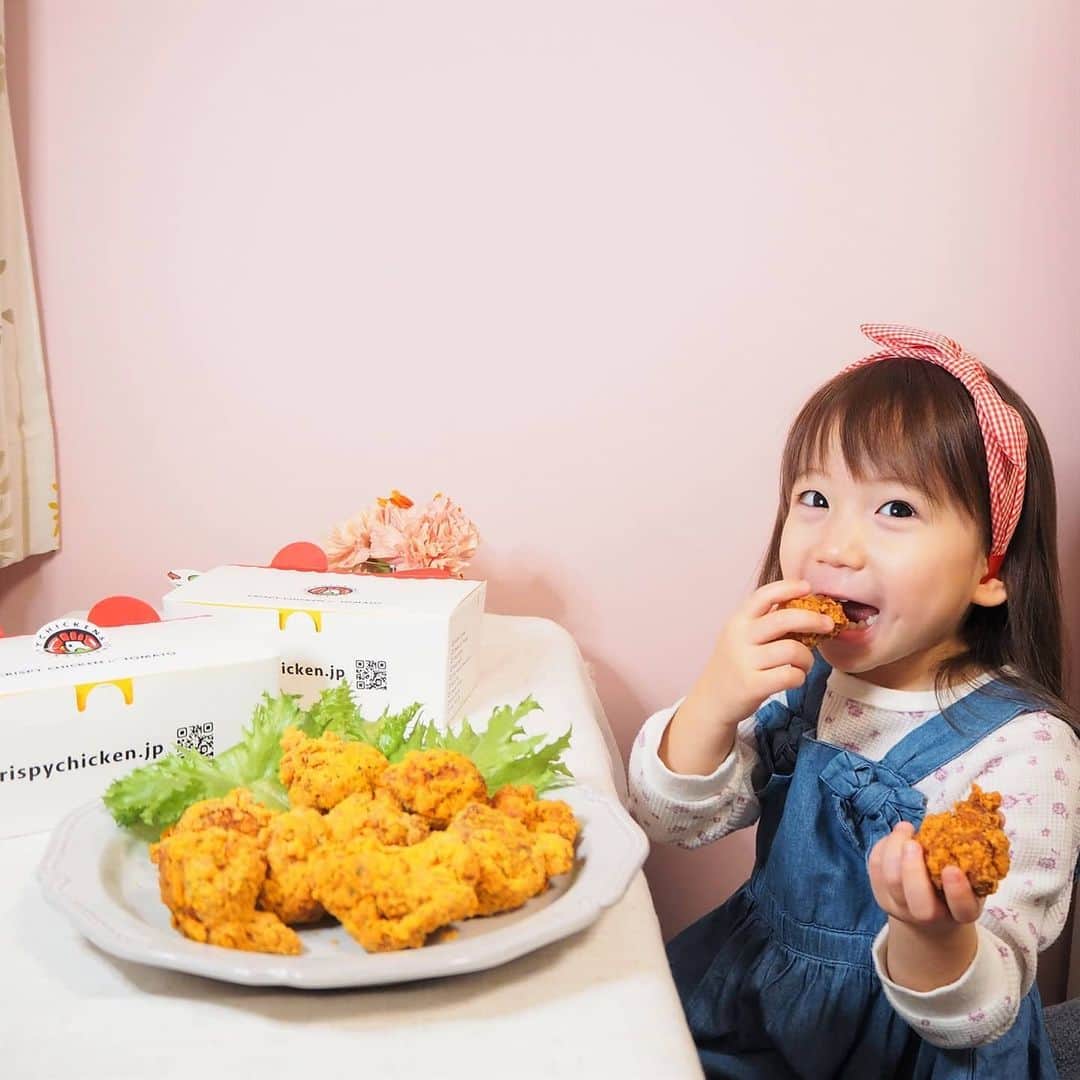 Kuboi Ayumiさんのインスタグラム写真 - (Kuboi AyumiInstagram)「お仕事で池袋に行った帰り、大好きな @crispychicken_tomato でチキンをテイクアウト。  いくつか店舗もあるのですが、私はリトル デリリウムカフェ ハレザ池袋を利用しました。  本場韓国のトレンドを取り入れた多彩なソースを使ったメニューがあり 今回お持ち帰りしたのは、﻿チーズトマトチキンとプリダチーズパウダーチキンのハーフ。 渡された瞬間にチーズのいい香りがふわっと。  チキンが好きなのでいろいろテイクアウトしています。 正直、冷めたらおいしくないチキンもあるのですが、ここのは違う！  クリスピーというだけあって、衣はサックサク。 冷えても、おいしくいただけますし、ごはんと一緒に食べてもおいしいですよ。  家族みんなで楽しめるお味で、ついつい手が伸びちゃって完食！ 私が買ったもの以外にもいろいろ味があるので、また違うフレーバーも食べてみたいな。  Uber Eatsもやっているみたいなので、 気になる方は配達エリアをチェックしてみてくださいね。  #takeout #テイクアウト #おうちごはん #おうち時間 #おうちじかん #おうちカフェ #cct #cct池袋東口店 #cctフォト  #クリスピーチキンアンドトマト #クリスピーチキン #ヤンニョムチキン #韓国チキン #pr #トリドリベース #UberEats #食べスタグラム #飯テロ」1月30日 12時03分 - himekagami