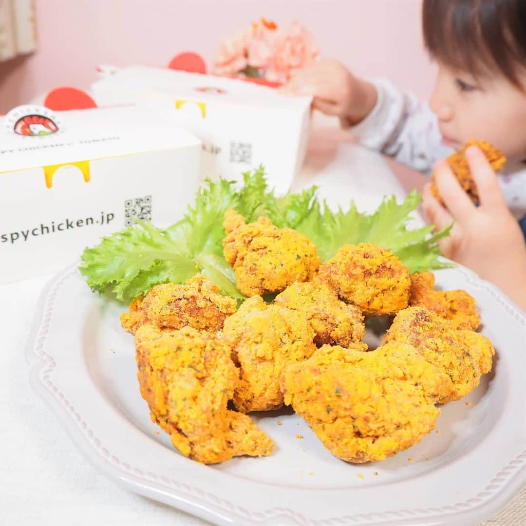 Kuboi Ayumiさんのインスタグラム写真 - (Kuboi AyumiInstagram)「お仕事で池袋に行った帰り、大好きな @crispychicken_tomato でチキンをテイクアウト。  いくつか店舗もあるのですが、私はリトル デリリウムカフェ ハレザ池袋を利用しました。  本場韓国のトレンドを取り入れた多彩なソースを使ったメニューがあり 今回お持ち帰りしたのは、﻿チーズトマトチキンとプリダチーズパウダーチキンのハーフ。 渡された瞬間にチーズのいい香りがふわっと。  チキンが好きなのでいろいろテイクアウトしています。 正直、冷めたらおいしくないチキンもあるのですが、ここのは違う！  クリスピーというだけあって、衣はサックサク。 冷えても、おいしくいただけますし、ごはんと一緒に食べてもおいしいですよ。  家族みんなで楽しめるお味で、ついつい手が伸びちゃって完食！ 私が買ったもの以外にもいろいろ味があるので、また違うフレーバーも食べてみたいな。  Uber Eatsもやっているみたいなので、 気になる方は配達エリアをチェックしてみてくださいね。  #takeout #テイクアウト #おうちごはん #おうち時間 #おうちじかん #おうちカフェ #cct #cct池袋東口店 #cctフォト  #クリスピーチキンアンドトマト #クリスピーチキン #ヤンニョムチキン #韓国チキン #pr #トリドリベース #UberEats #食べスタグラム #飯テロ」1月30日 12時03分 - himekagami