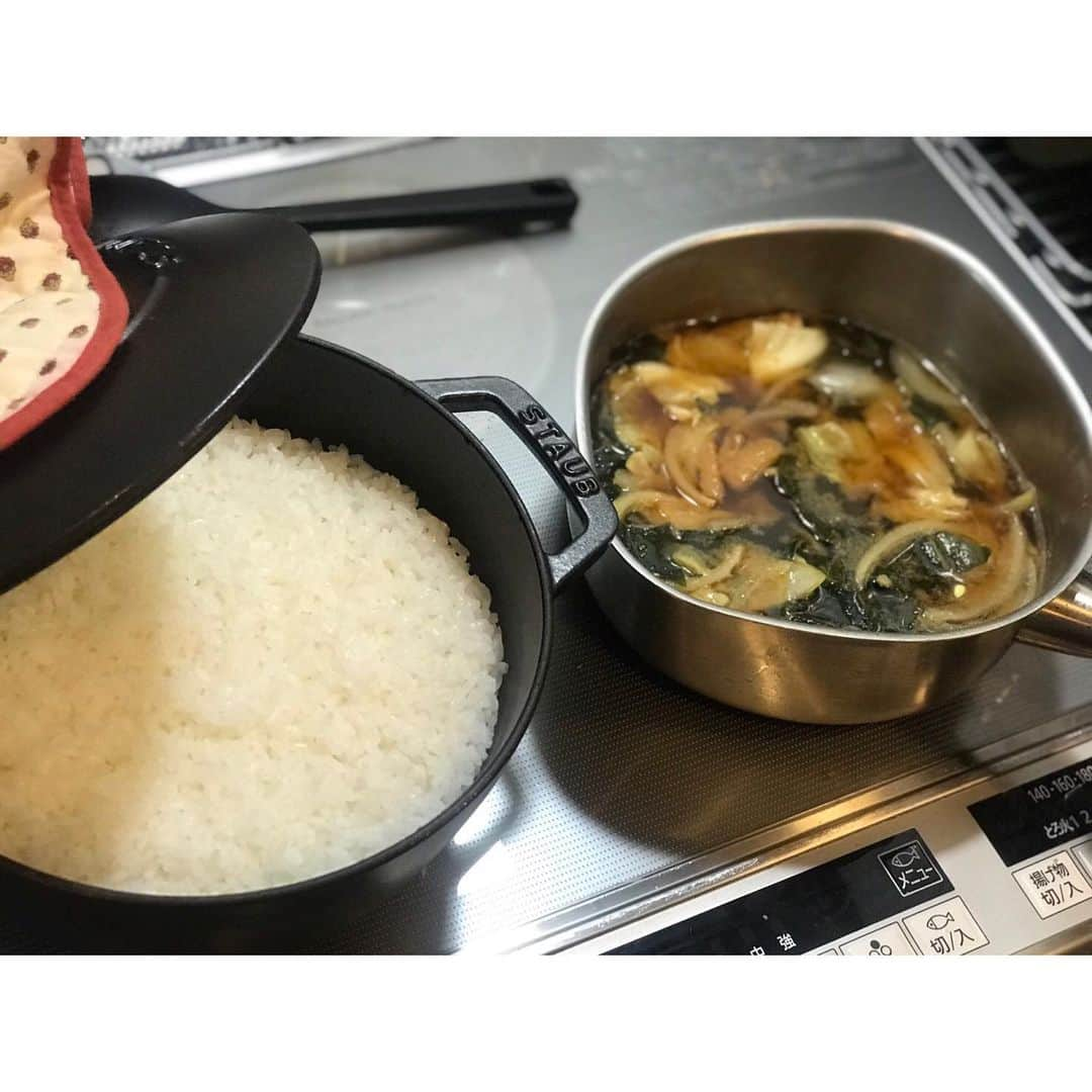 フジテレビアナウンサーさんのインスタグラム写真 - (フジテレビアナウンサーInstagram)「今日は「味噌の日」ー✨  …というか、実は毎月30日が「味噌の日」なんだそうです。 なぜ毎月30日が味噌の日なのかというと、 「三十（みそ）」＝「味噌」という語呂合わせが由来になっているんですって✏️  味噌といえば…私の同期・育児休業中の戸部アナが毎年お味噌を手作りしてたなーと思い出し、最近作ったのか連絡してみると、、  「お味噌はおじいちゃんの手作りをいただきましたー👴❤️ 炊き立てのご飯とお味噌汁！ これさえあればええ！ 私は2人目が産まれたので昨年の味噌作りは断念しちゃったけど、今年はまた作りたいなぁ😚 丸めて叩きつけるのが快感なのよねw」  とのことでしたー。 私は普通の市販の味噌。 いつか手作りしてみたいなー❤️  #今日は何の日？ #味噌の日 #手作り味噌 #フジテレビアナウンサー #戸部洋子 @tobe.yoko  #石本沙織」1月30日 12時09分 - fujitv_announcer